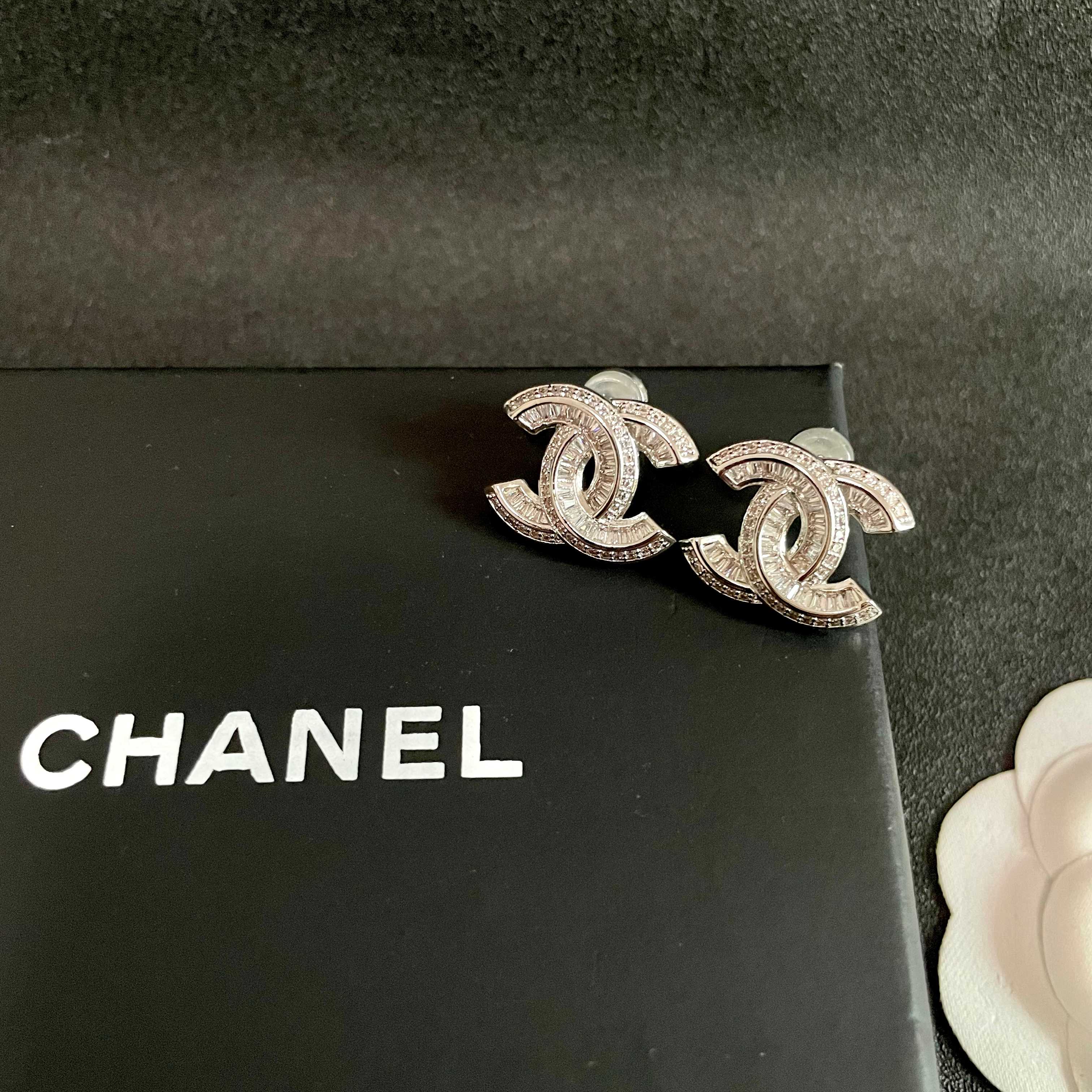 Chanel香奈儿 中古 耳钉👀小香家的款式真心无需多介绍😘🎶每一款都超好看，精致大方，非常显气质.