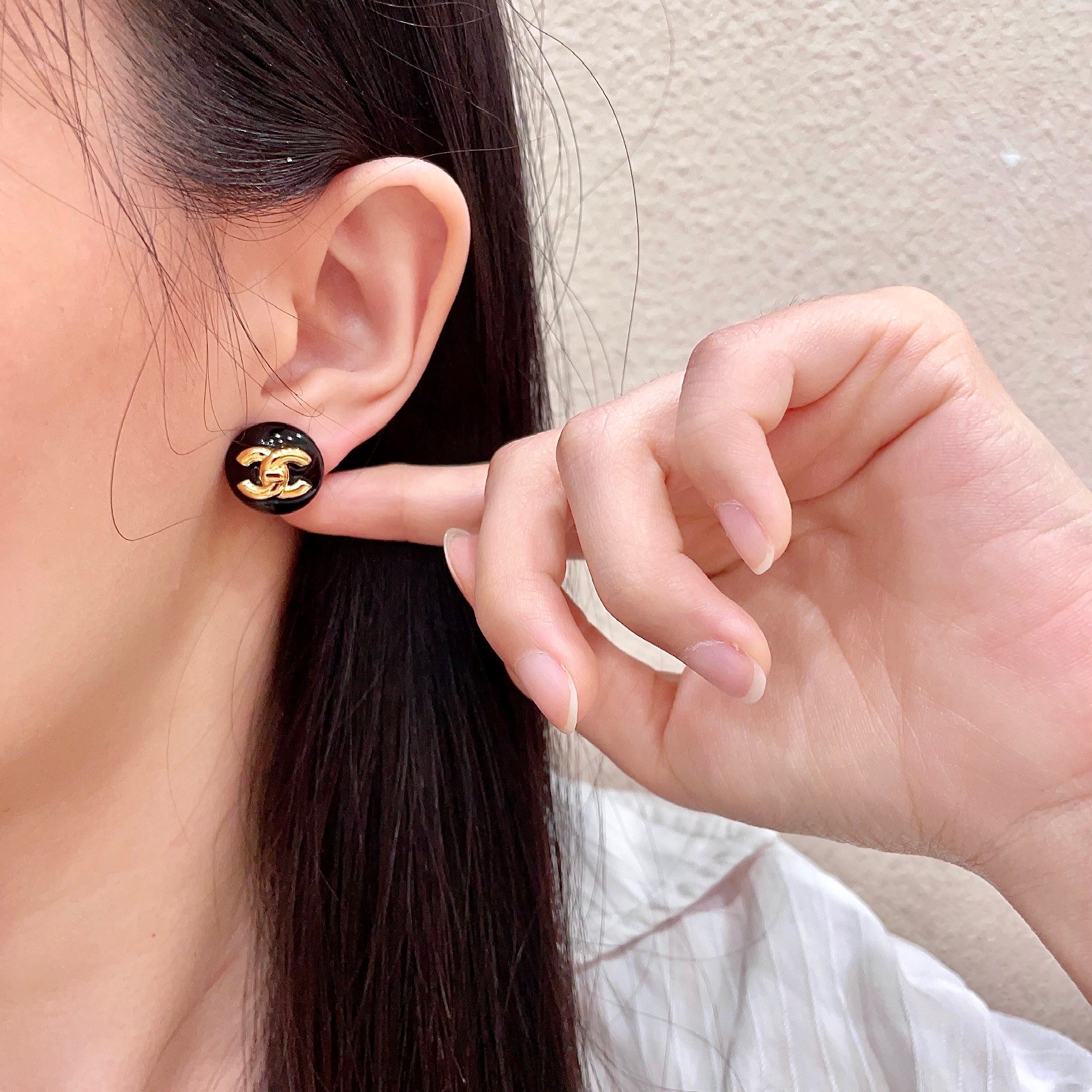 Chanel香奈儿 中古 耳钉👀小香家的款式真心无需多介绍😘🎶每一款都超好看，精致大方，非常显气质.