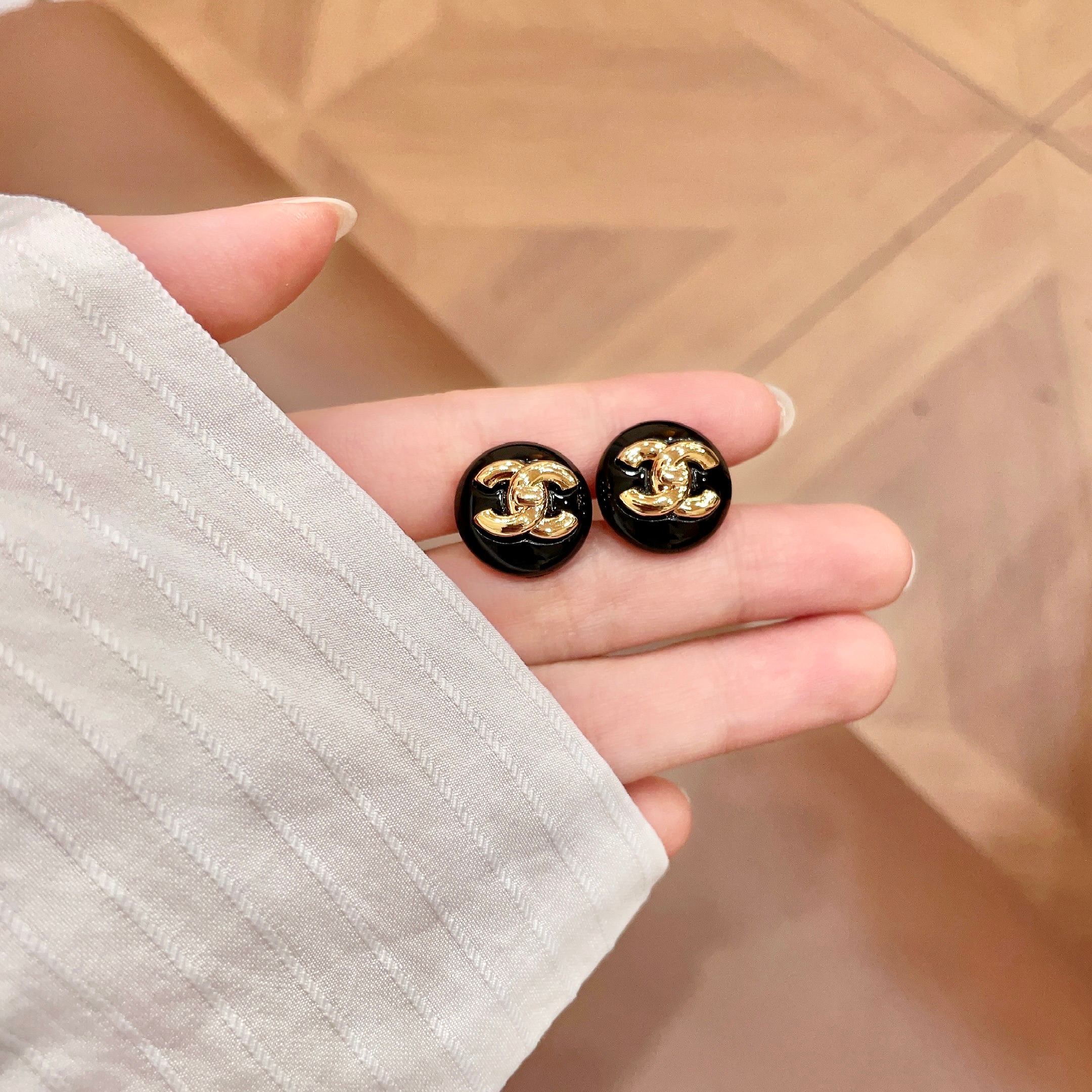 Chanel香奈儿 中古 耳钉👀小香家的款式真心无需多介绍😘🎶每一款都超好看，精致大方，非常显气质.