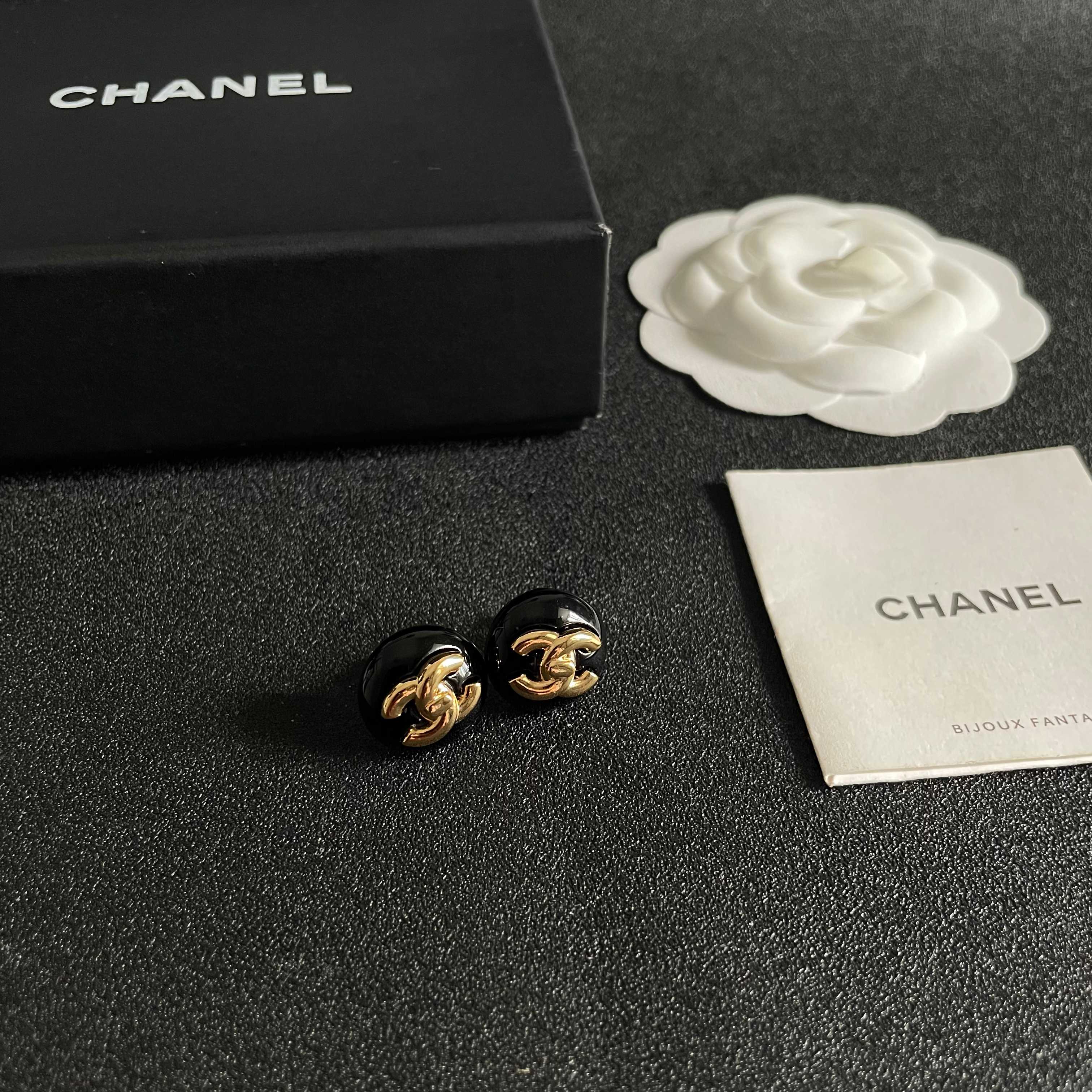 Chanel香奈儿 中古 耳钉👀小香家的款式真心无需多介绍😘🎶每一款都超好看，精致大方，非常显气质.
