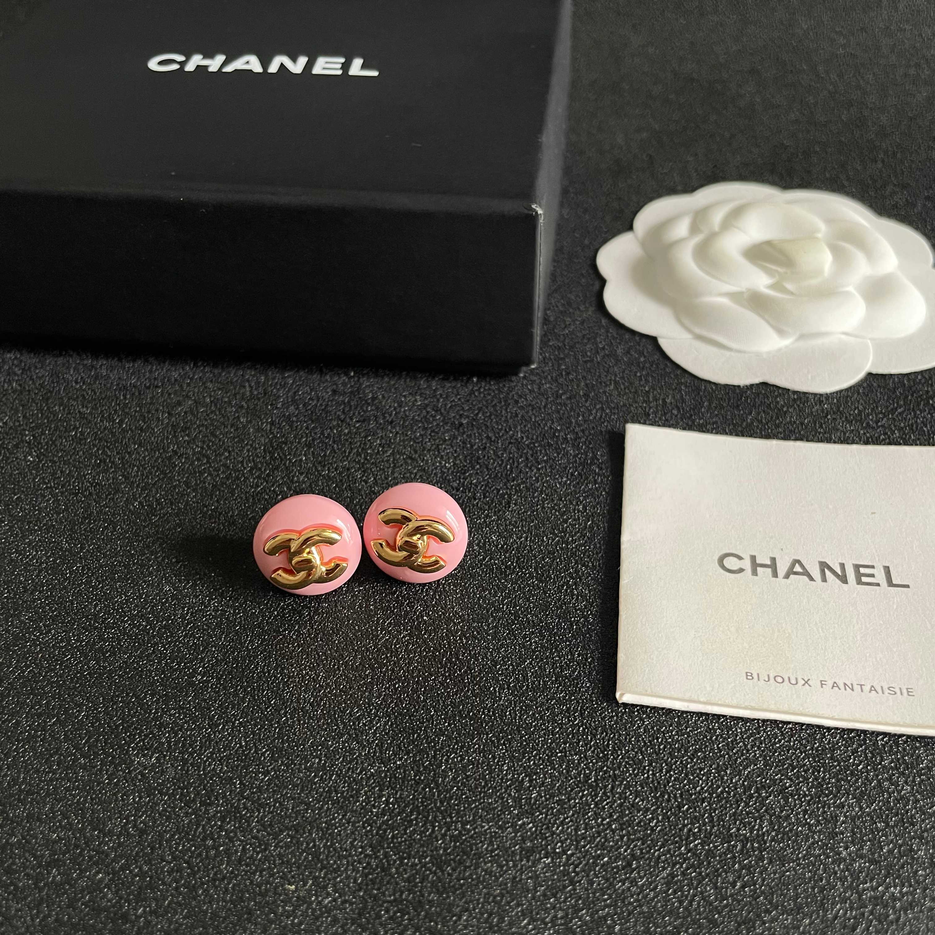 Chanel香奈儿 中古 耳钉👀小香家的款式真心无需多介绍😘🎶每一款都超好看，精致大方，非常显气质.