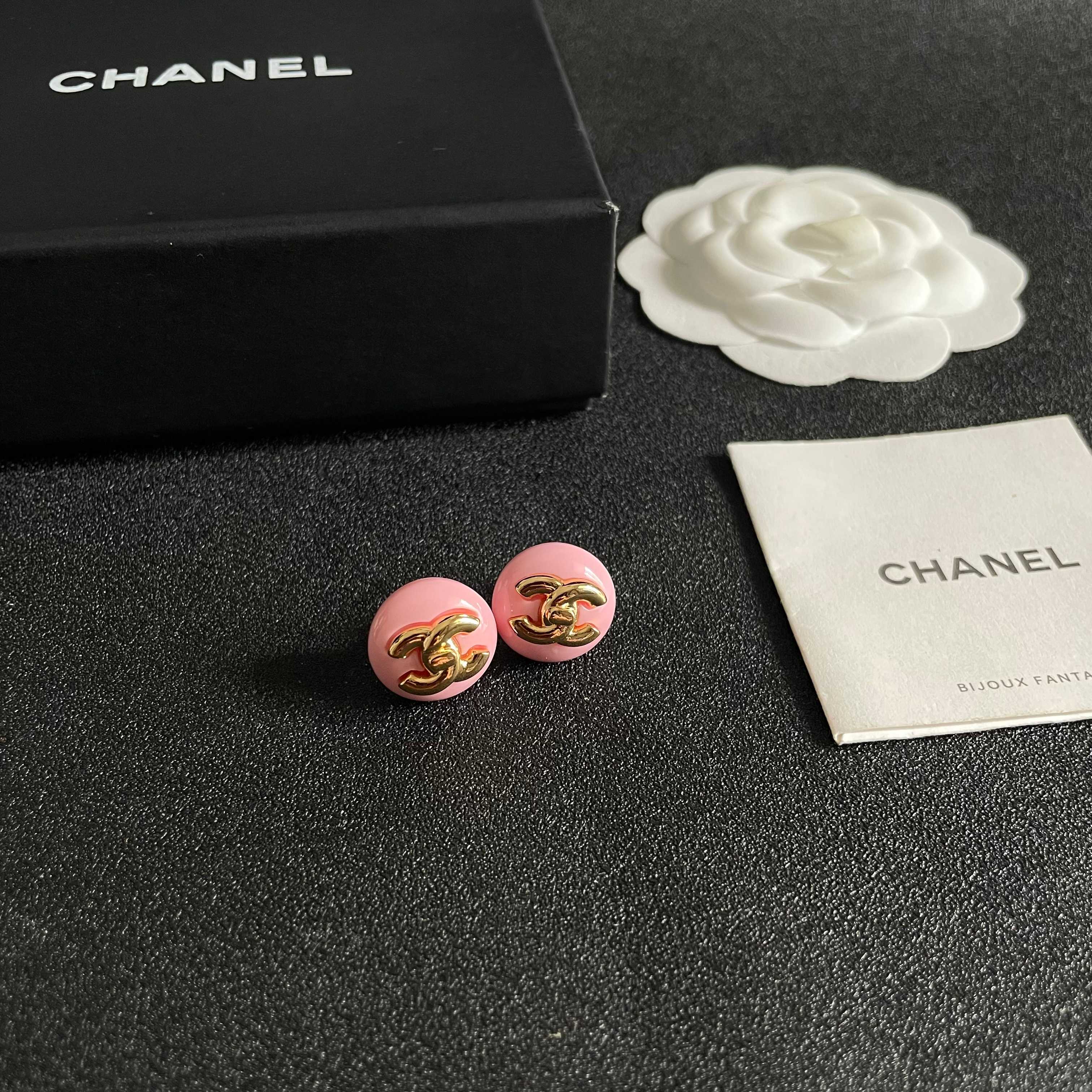 Chanel香奈儿 中古 耳钉👀小香家的款式真心无需多介绍😘🎶每一款都超好看，精致大方，非常显气质.
