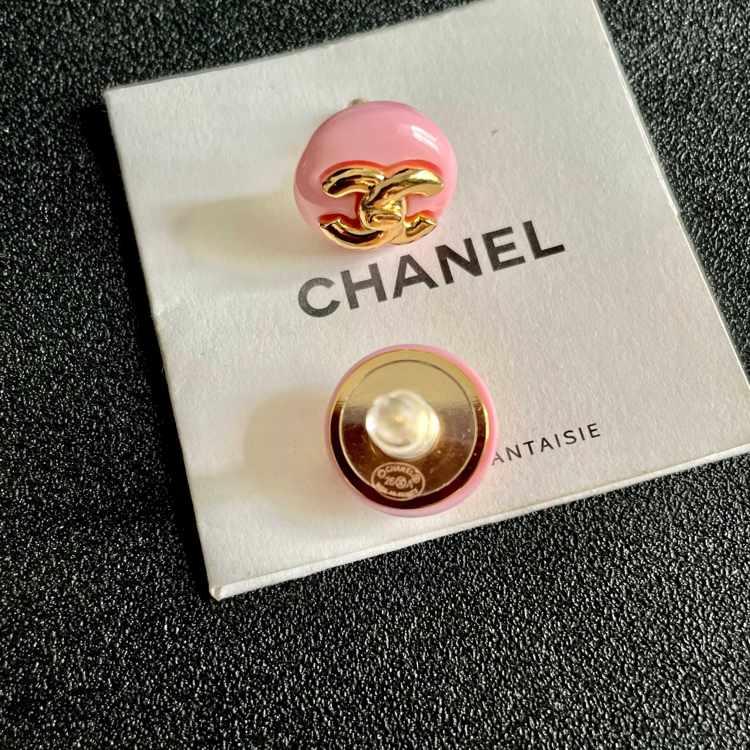 Chanel香奈儿 中古 耳钉👀小香家的款式真心无需多介绍😘🎶每一款都超好看，精致大方，非常显气质.