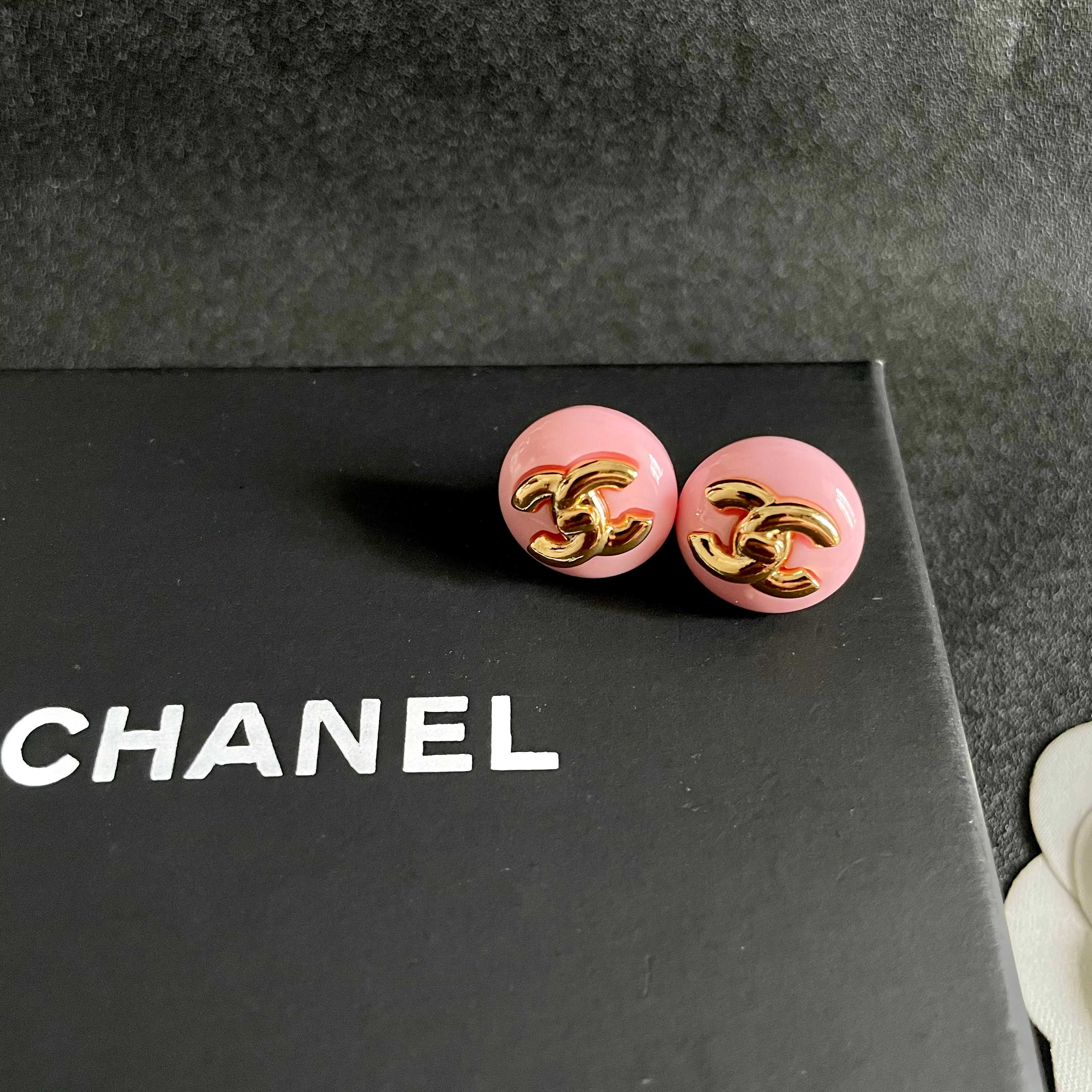 Chanel香奈儿 中古 耳钉👀小香家的款式真心无需多介绍😘🎶每一款都超好看，精致大方，非常显气质.