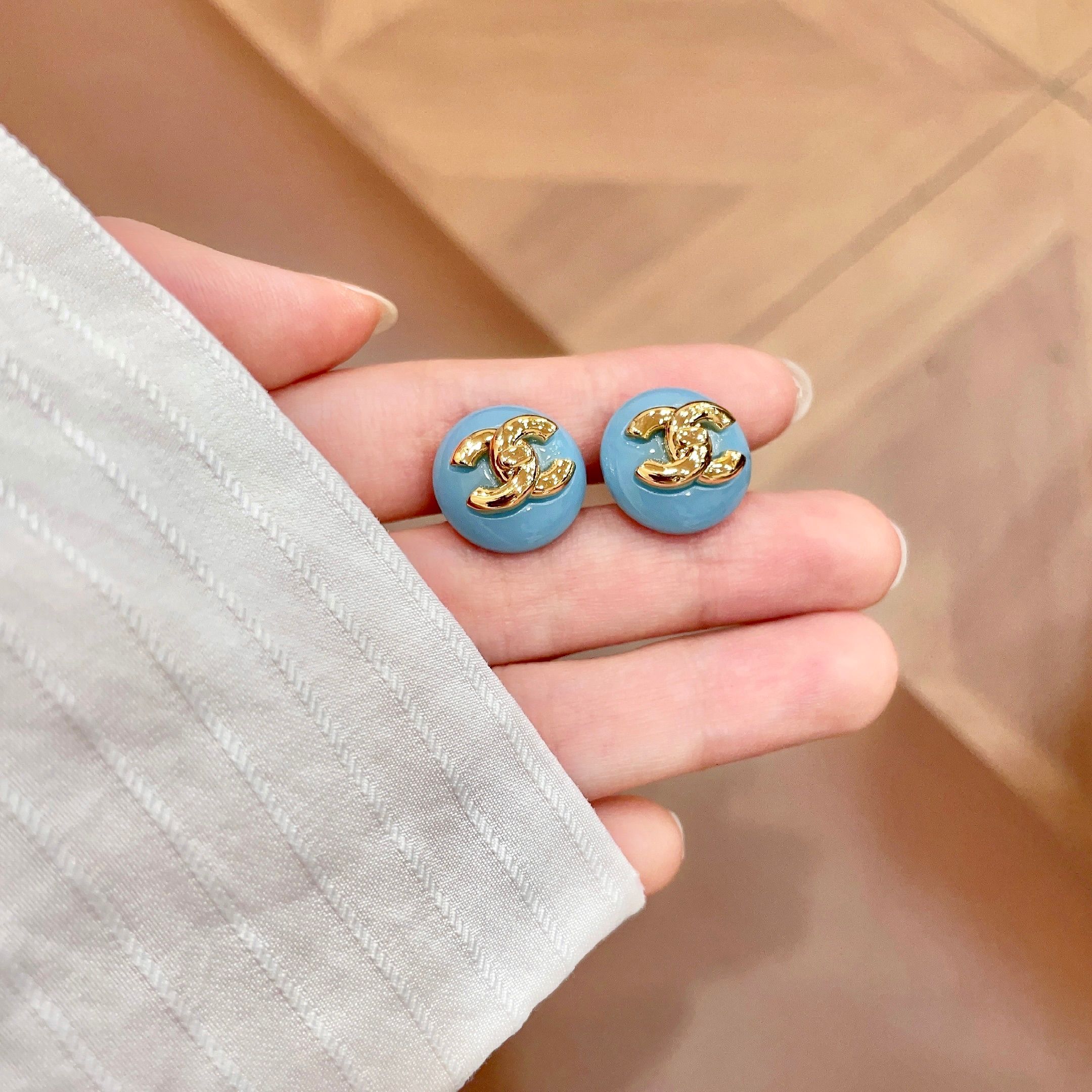Chanel香奈儿 中古 耳钉👀小香家的款式真心无需多介绍😘🎶每一款都超好看，精致大方，非常显气质.