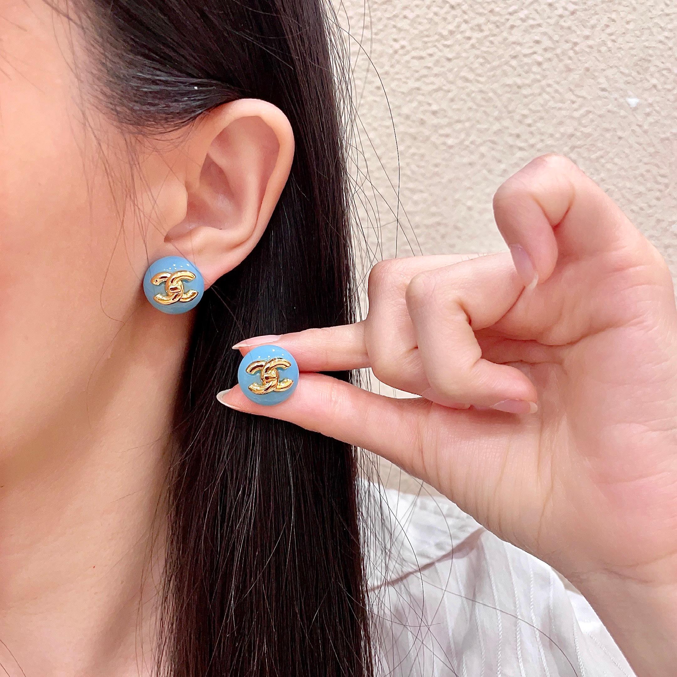 Chanel香奈儿 中古 耳钉👀小香家的款式真心无需多介绍😘🎶每一款都超好看，精致大方，非常显气质.