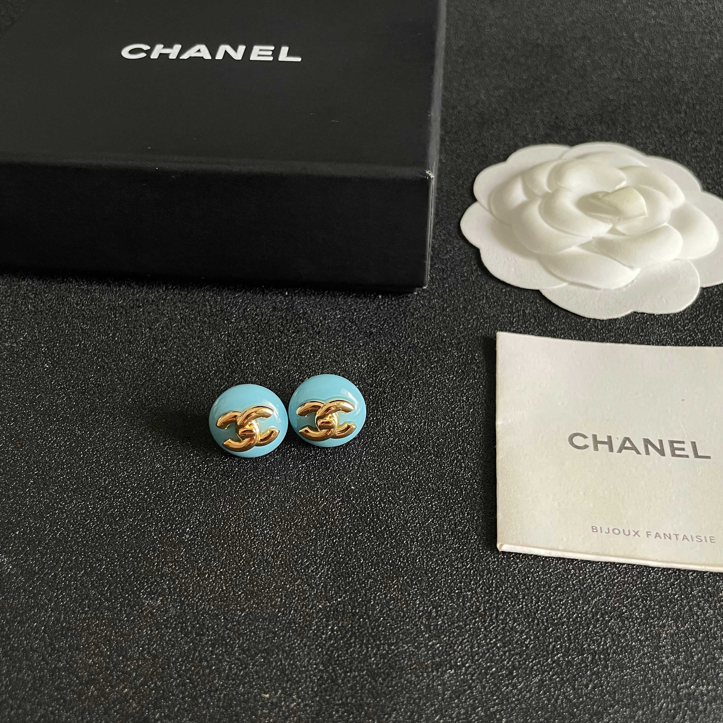 Chanel香奈儿 中古 耳钉👀小香家的款式真心无需多介绍😘🎶每一款都超好看，精致大方，非常显气质.