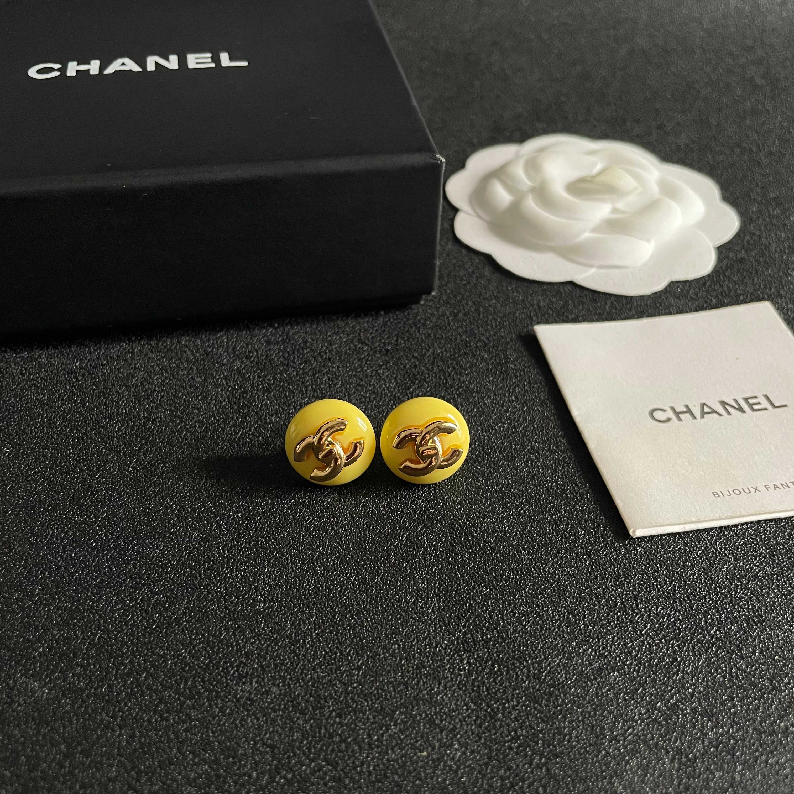 Chanel香奈儿 中古 耳钉👀小香家的款式真心无需多介绍😘🎶每一款都超好看，精致大方，非常显气质.