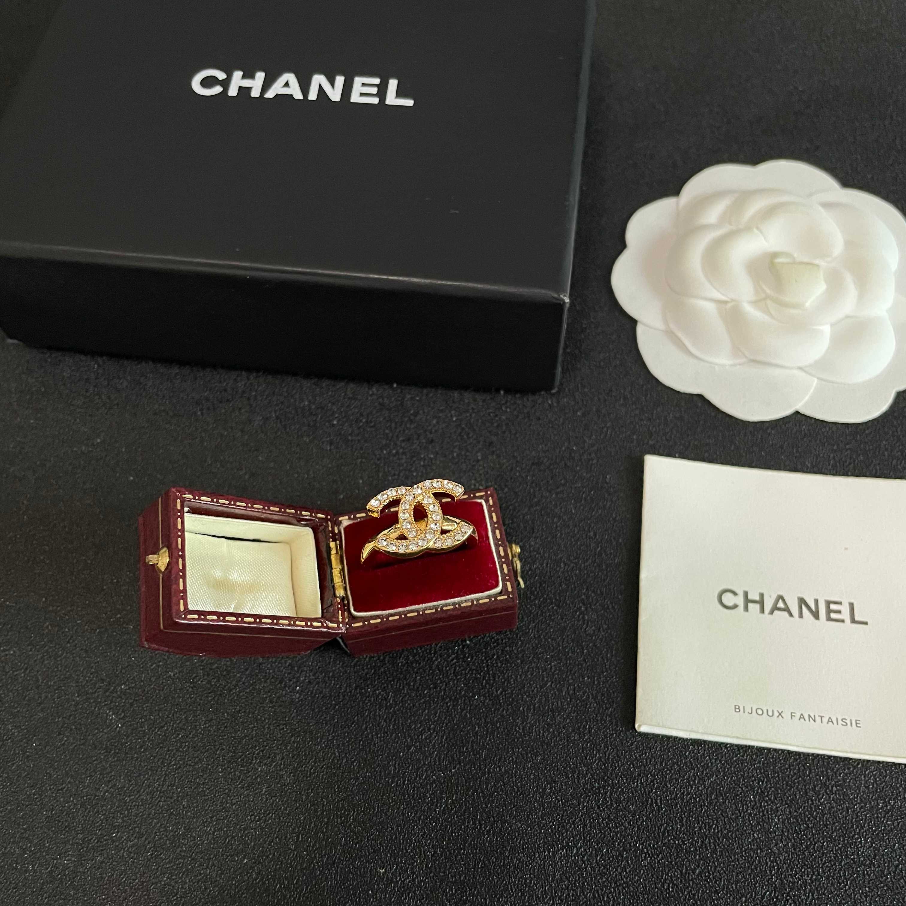 🌺小香风Chanel字母双C造型戒指！一戴就忍不住想夸的一款，简约的设计，超精致又显手白，简直爱了！又可