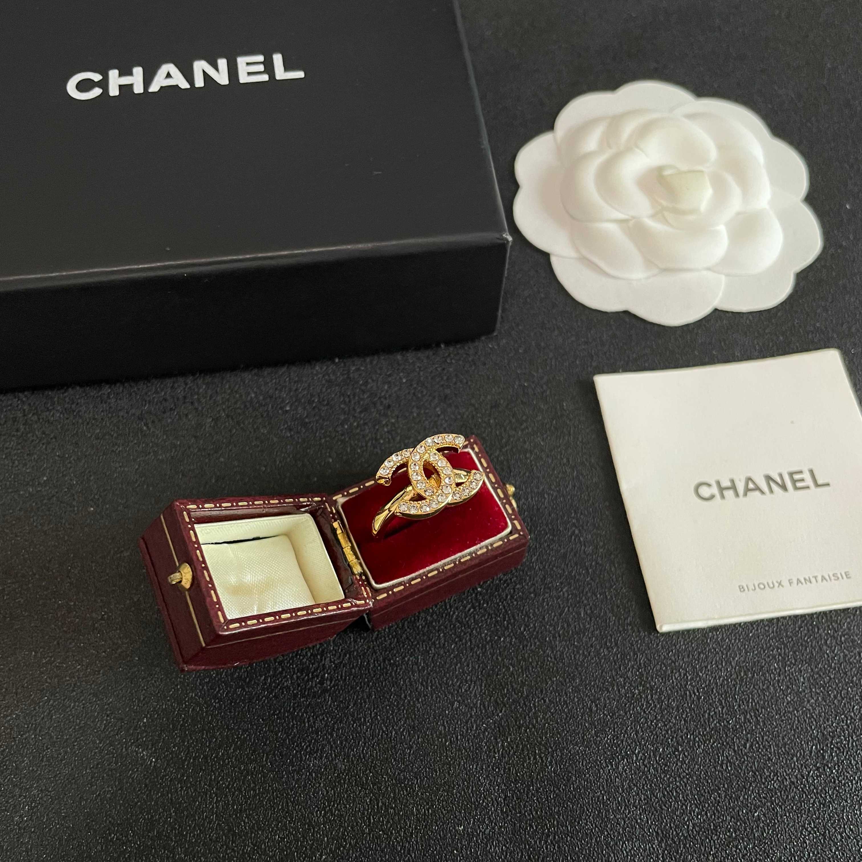 🌺小香风Chanel字母双C造型戒指！一戴就忍不住想夸的一款，简约的设计，超精致又显手白，简直爱了！又可