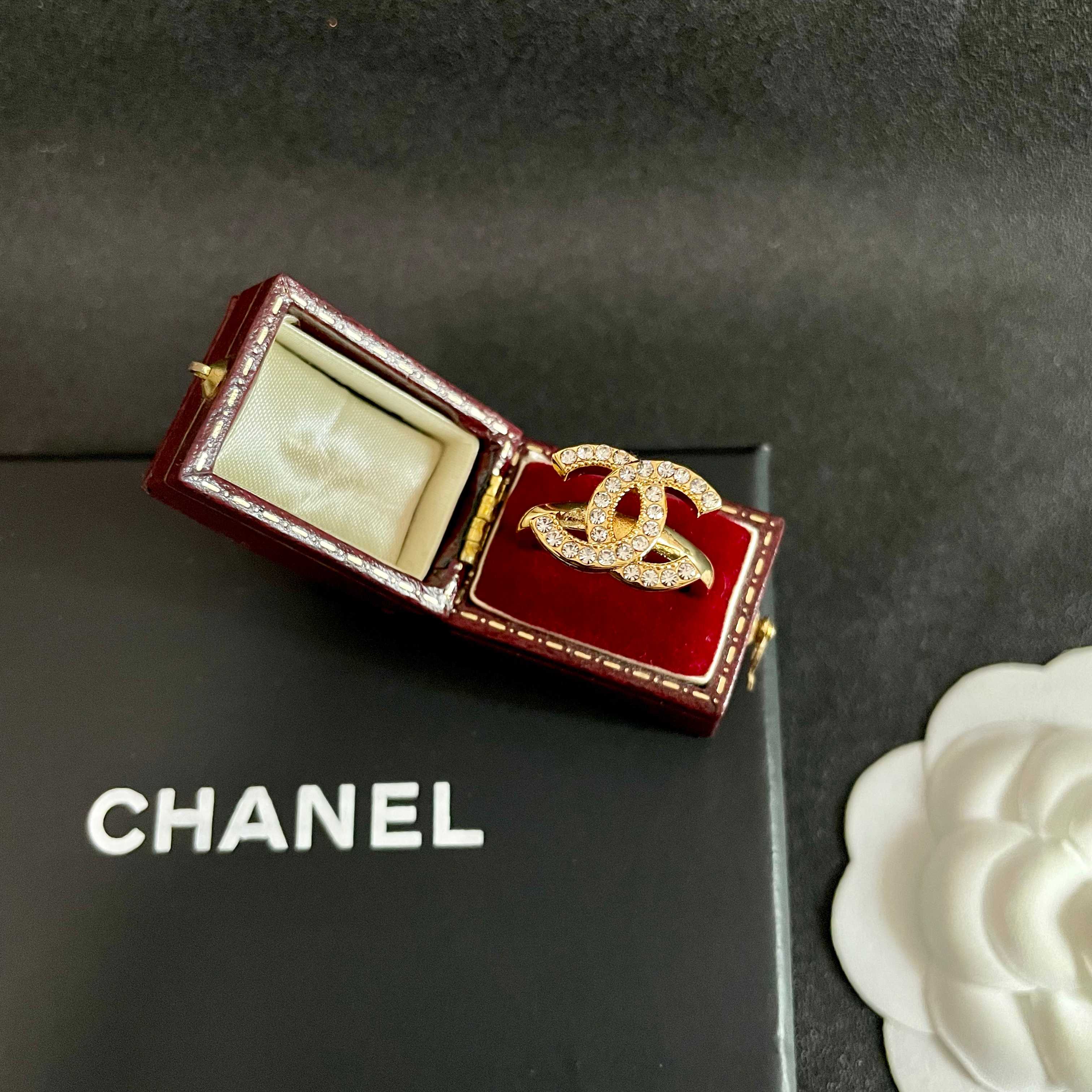 🌺小香风Chanel字母双C造型戒指！一戴就忍不住想夸的一款，简约的设计，超精致又显手白，简直爱了！又可