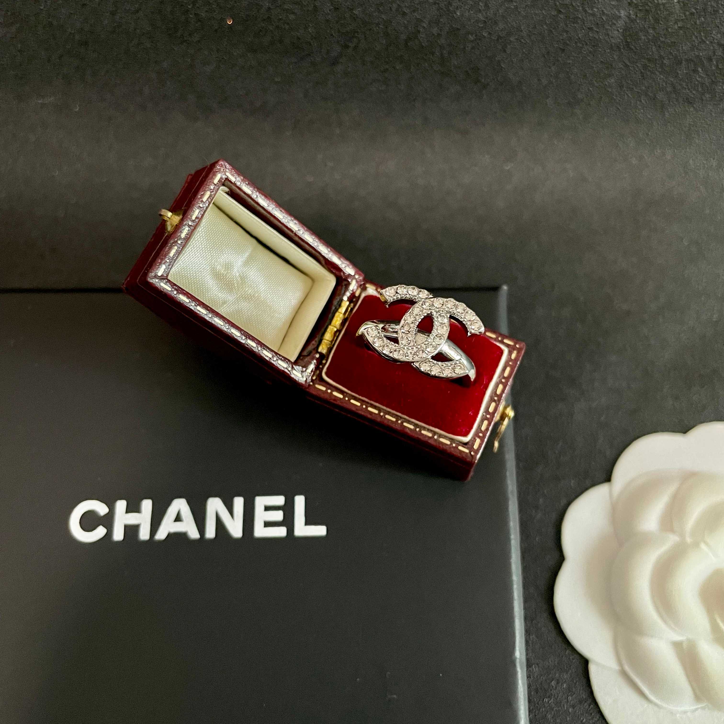 🌺小香风Chanel字母双C造型戒指！一戴就忍不住想夸的一款，简约的设计，超精致又显手白，简直爱了！又可