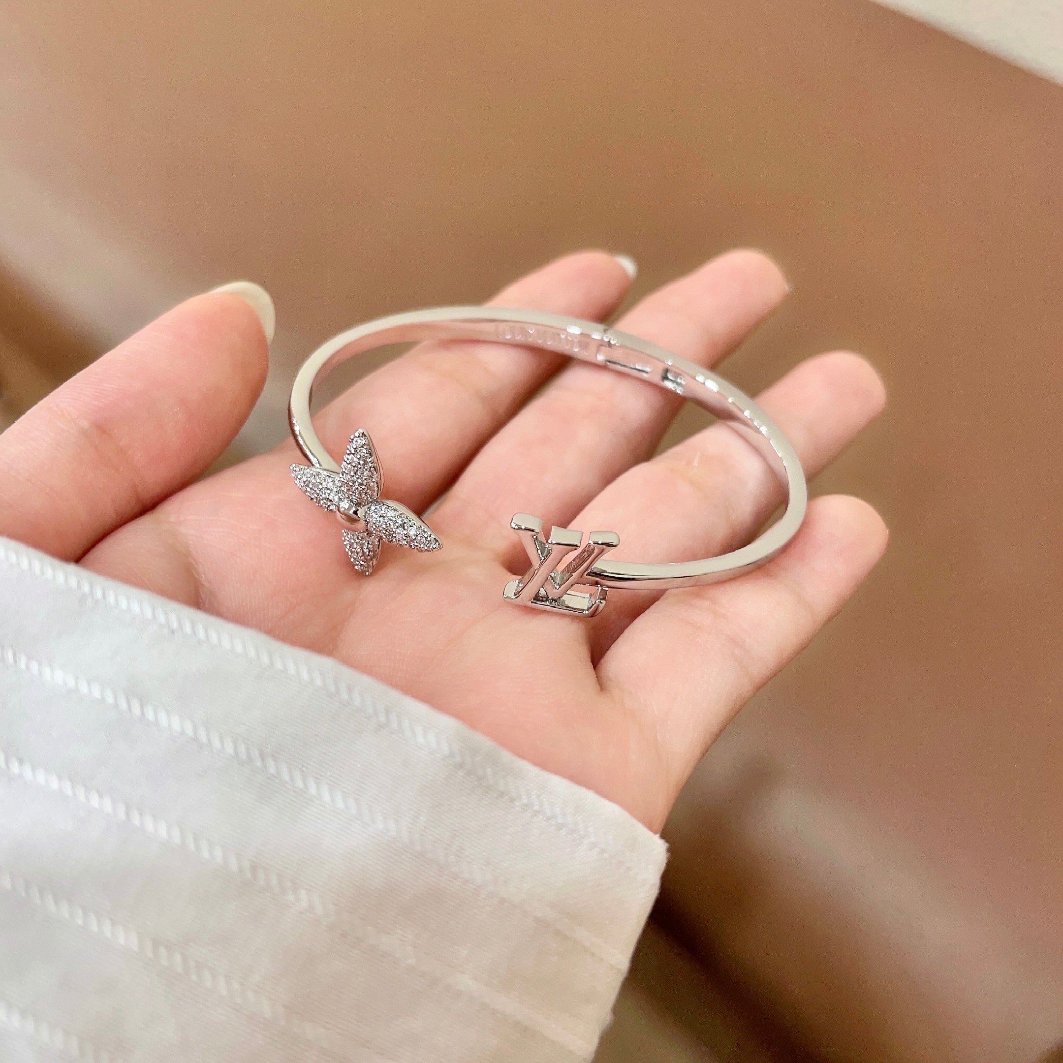 LV 手镯🔹🔹Louis Vuitton 路易威登🔹专柜一致材质 火爆款出货 设计独特 复古前卫 男神、
