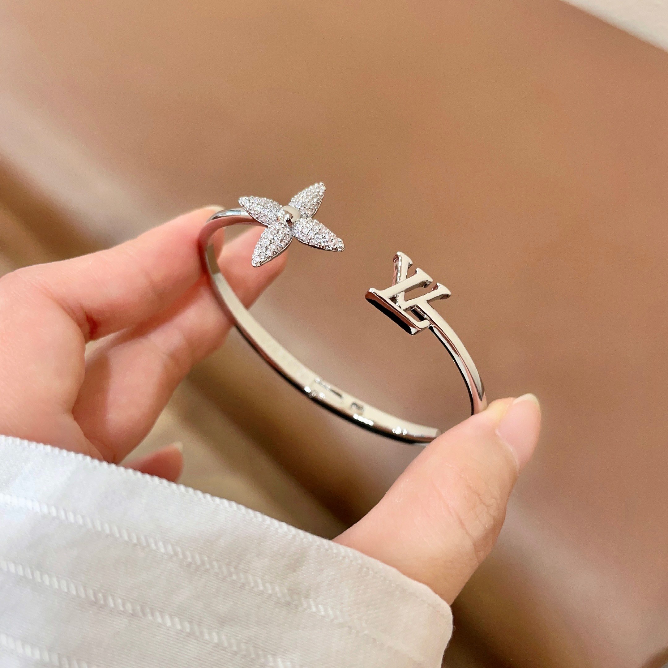 LV 手镯🔹🔹Louis Vuitton 路易威登🔹专柜一致材质 火爆款出货 设计独特 复古前卫 男神、