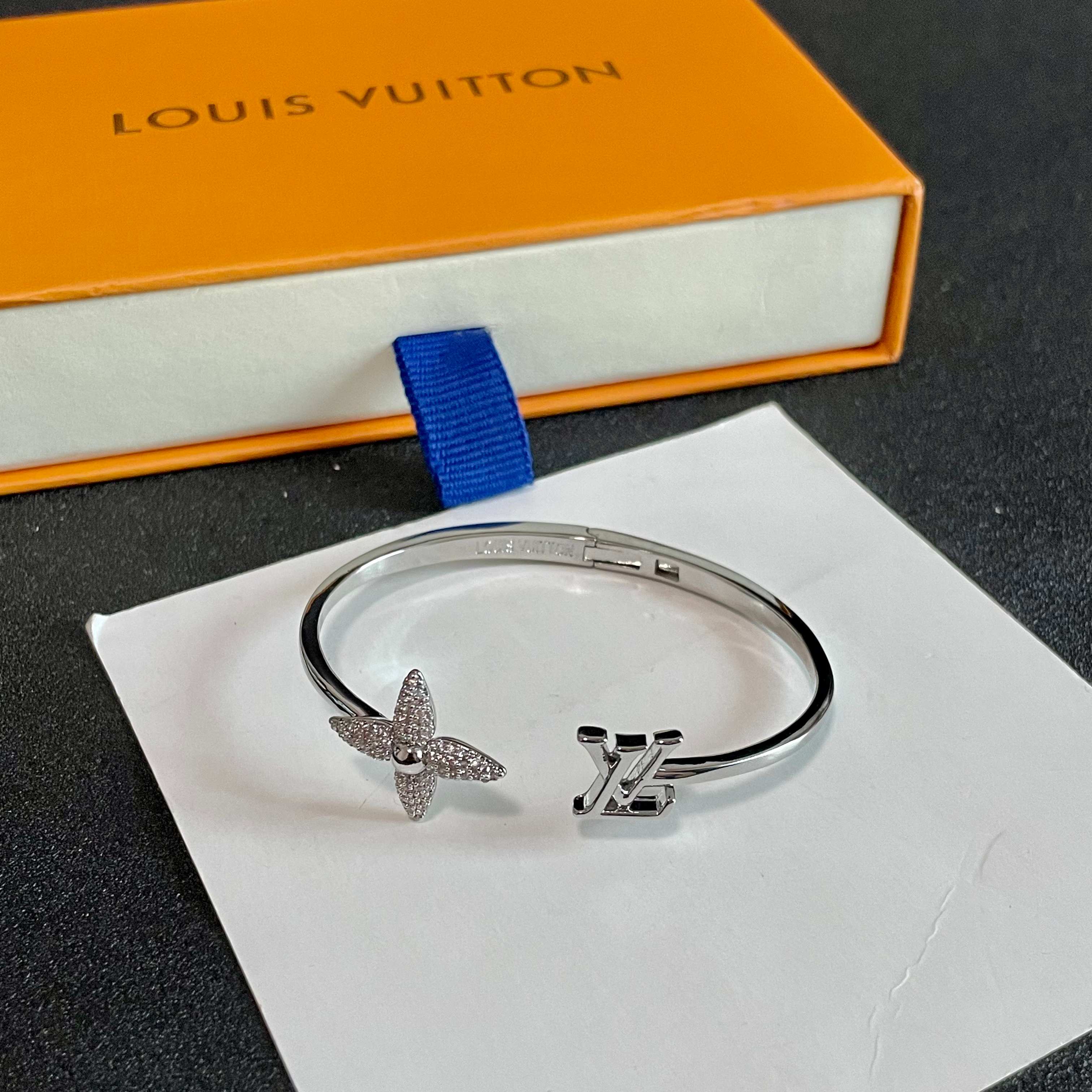LV 手镯🔹🔹Louis Vuitton 路易威登🔹专柜一致材质 火爆款出货 设计独特 复古前卫 男神、