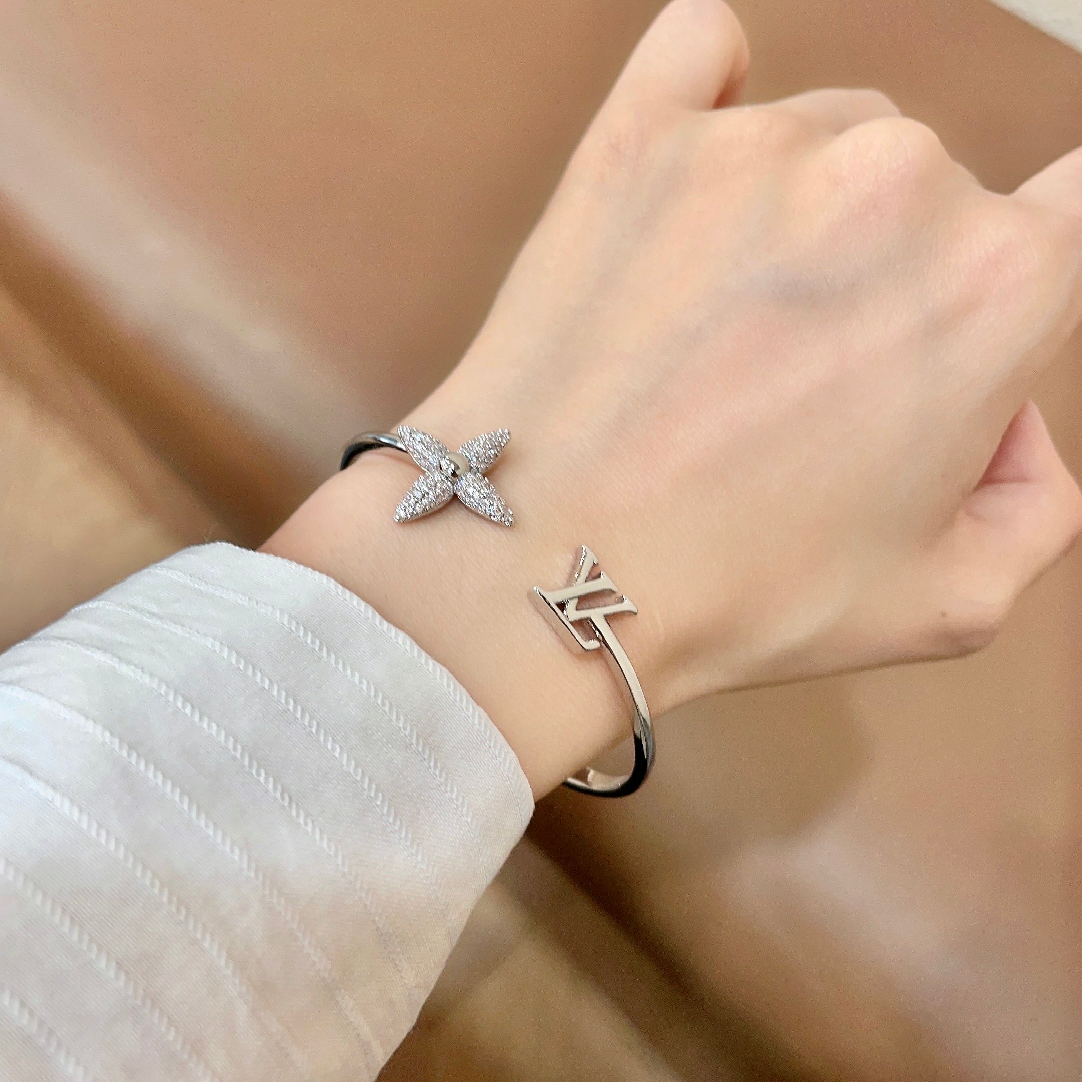 LV 手镯🔹🔹Louis Vuitton 路易威登🔹专柜一致材质 火爆款出货 设计独特 复古前卫 男神、