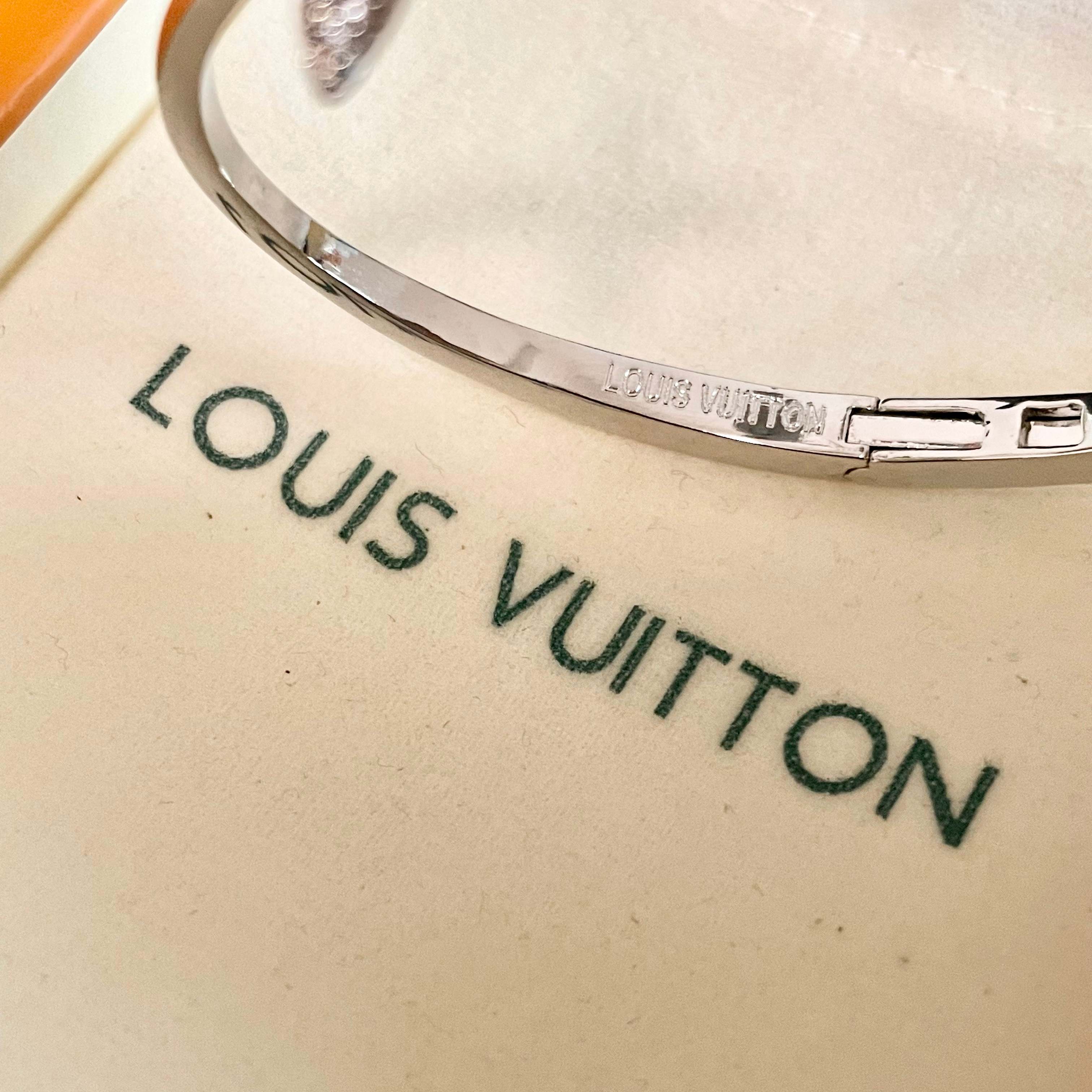 LV 手镯🔹🔹Louis Vuitton 路易威登🔹专柜一致材质 火爆款出货 设计独特 复古前卫 男神、