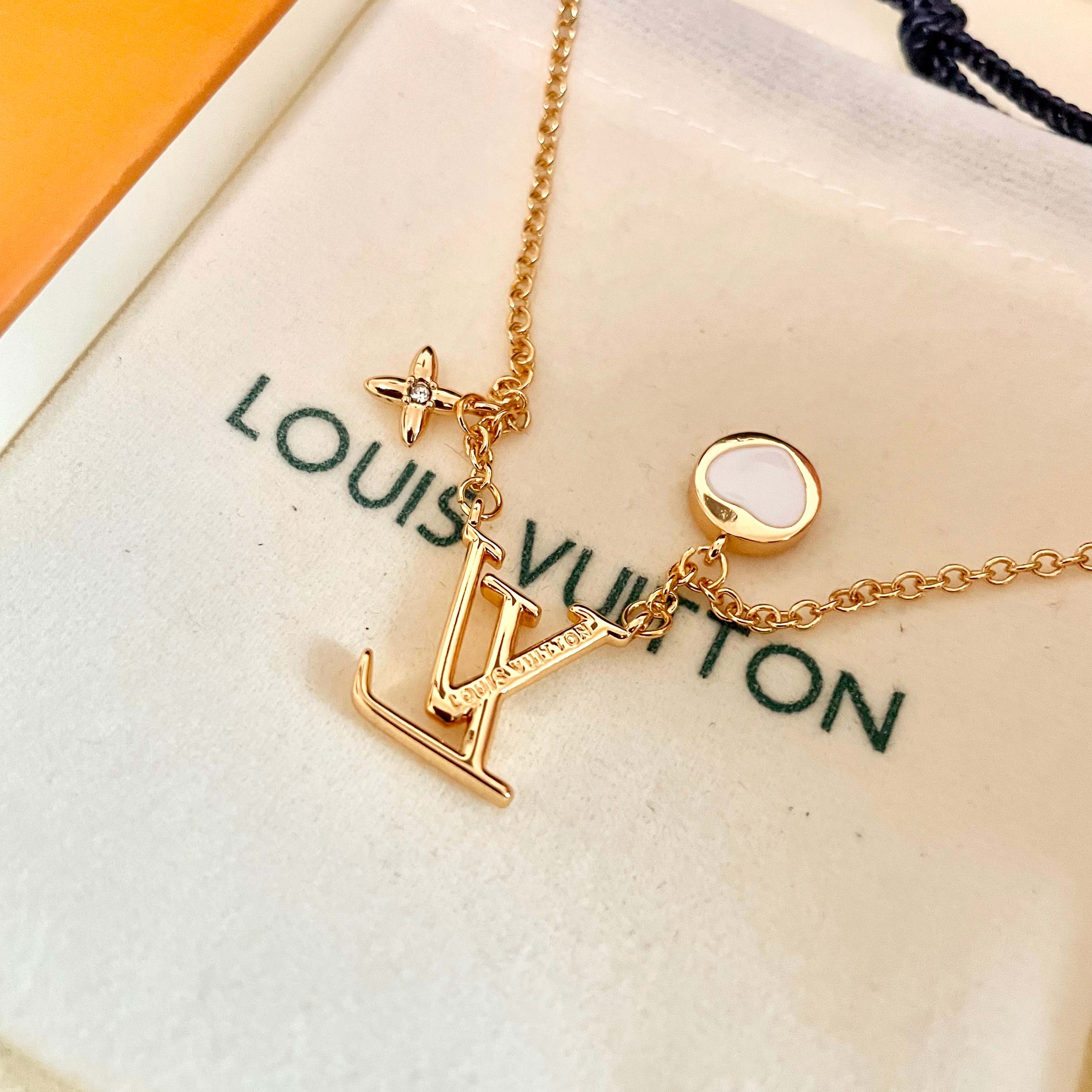 💥💥Louis Vuitton 路易威登 设计独特 (用LV经典之作图形理念)👋好看🧚‍♀️项链 超级无