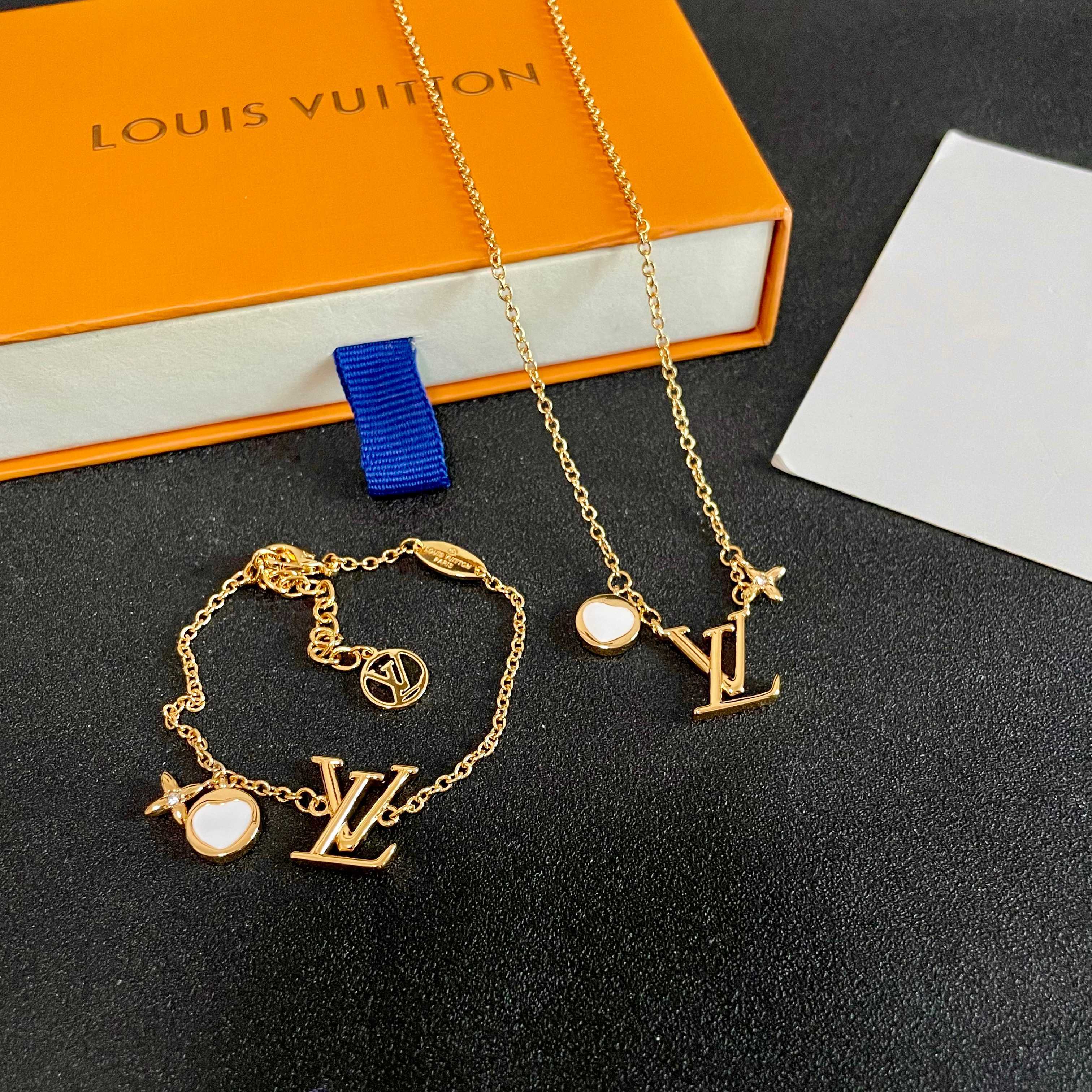 💥💥Louis Vuitton 路易威登 设计独特 (用LV经典之作图形理念)👋好看🧚‍♀️项链 超级无