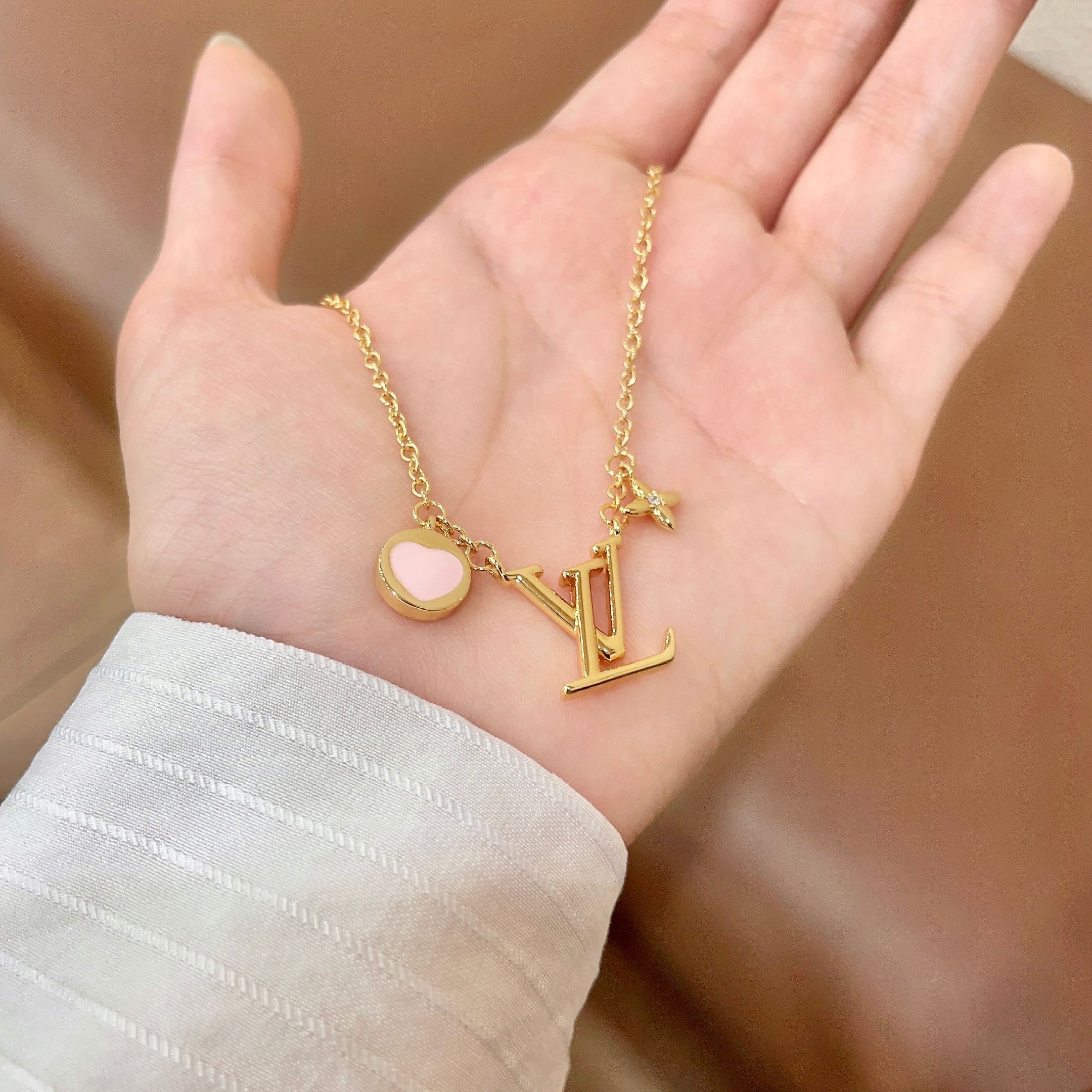 💥💥Louis Vuitton 路易威登 设计独特 (用LV经典之作图形理念)👋好看🧚‍♀️项链 超级无