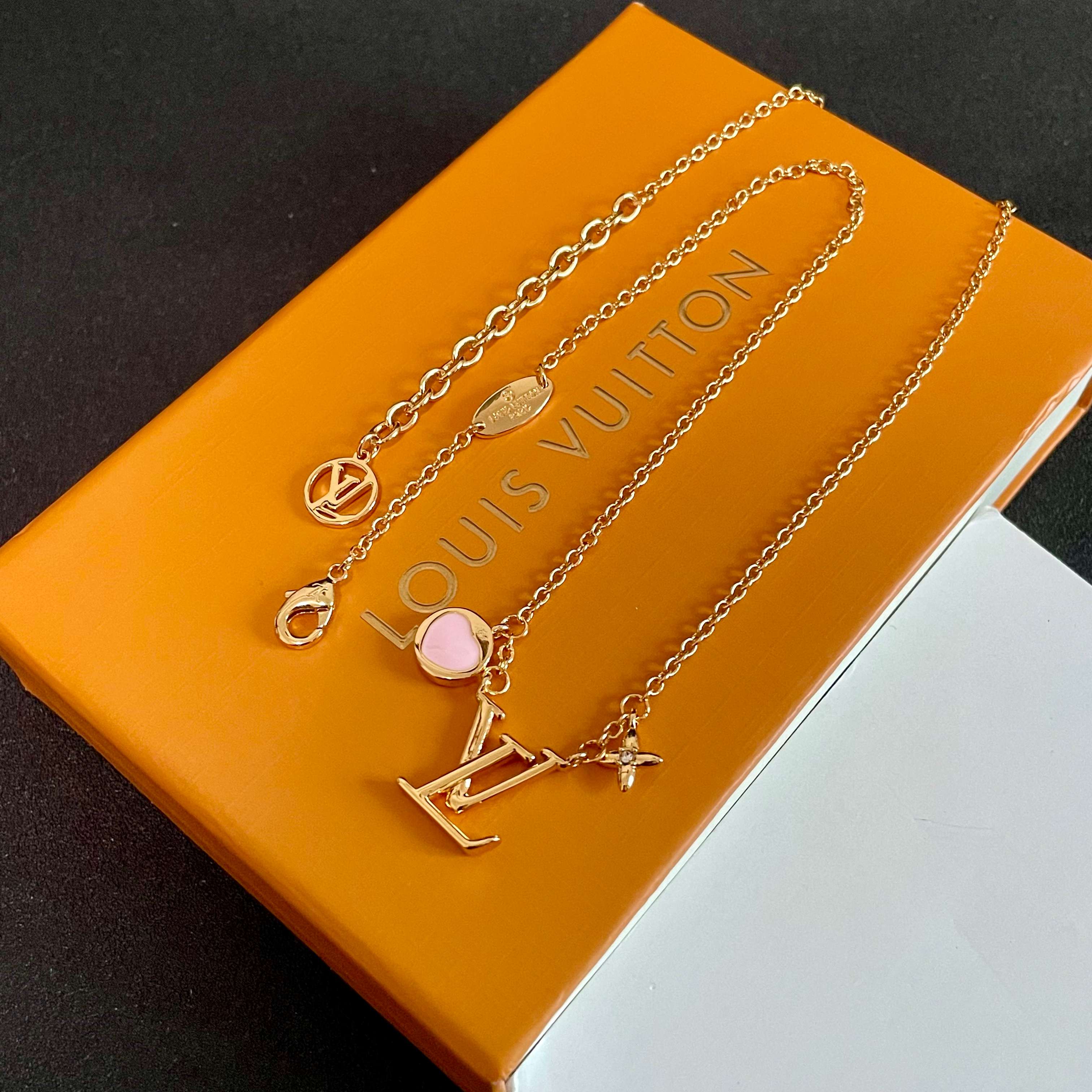 💥💥Louis Vuitton 路易威登 设计独特 (用LV经典之作图形理念)👋好看🧚‍♀️项链 超级无
