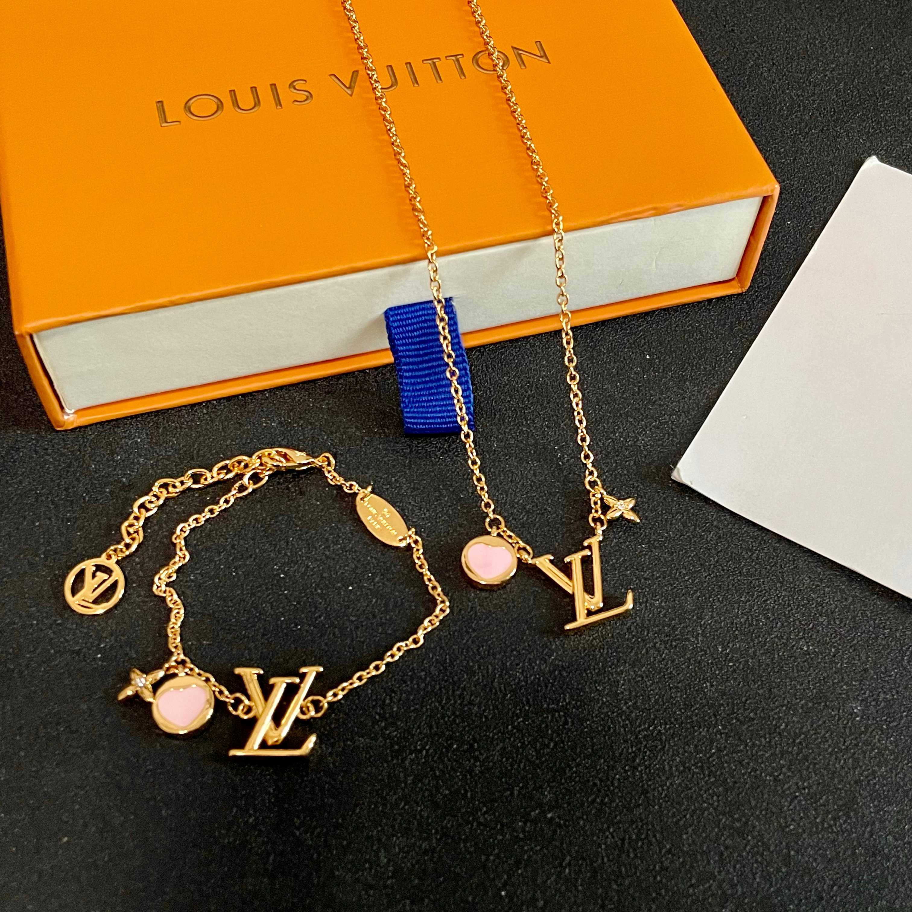 💥💥💥LOUISVUITTON以 经典花纹图案设计 双花 款设计方式吊坠LV品牌标志设计，经典标志理念、