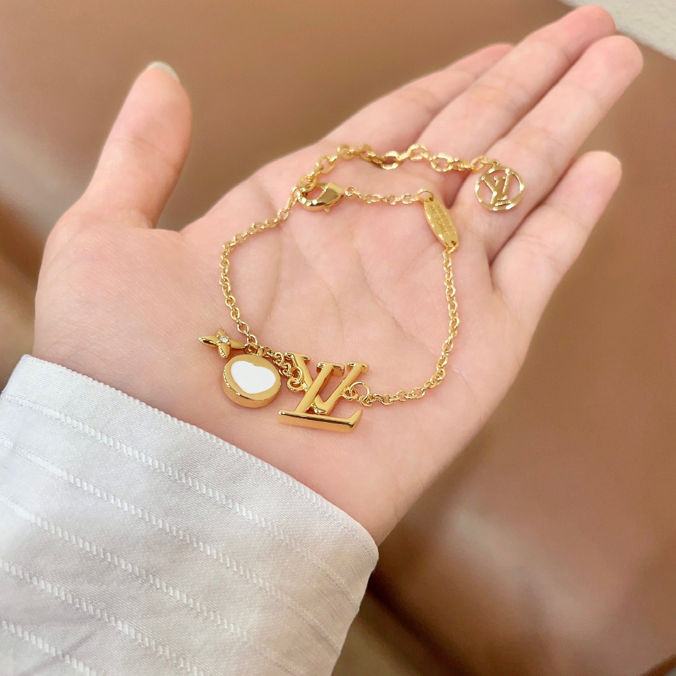 💥💥💥LOUISVUITTON以 经典花纹图案设计 双花 款设计方式吊坠LV品牌标志设计，经典标志理念、