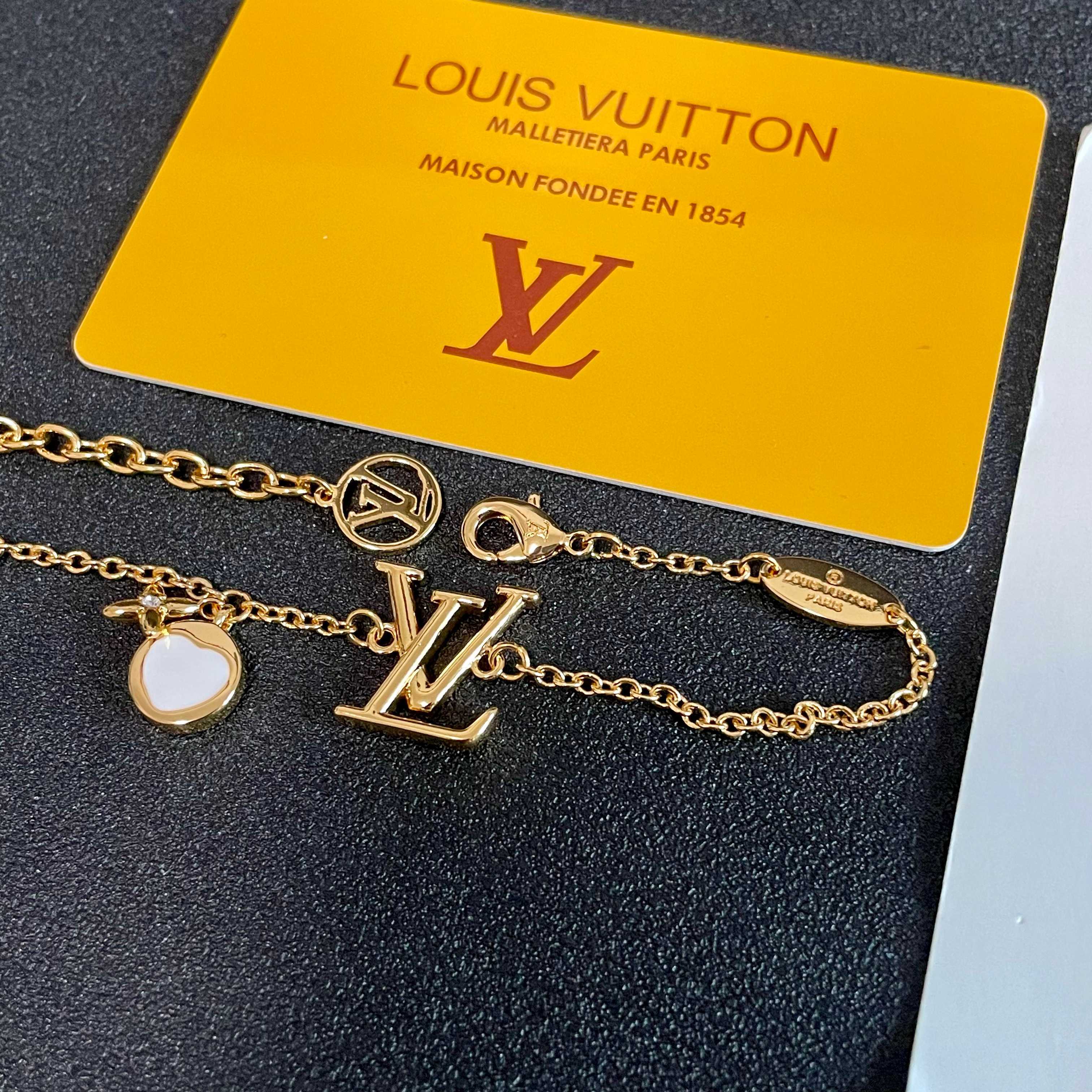 💥💥💥LOUISVUITTON以 经典花纹图案设计 双花 款设计方式吊坠LV品牌标志设计，经典标志理念、