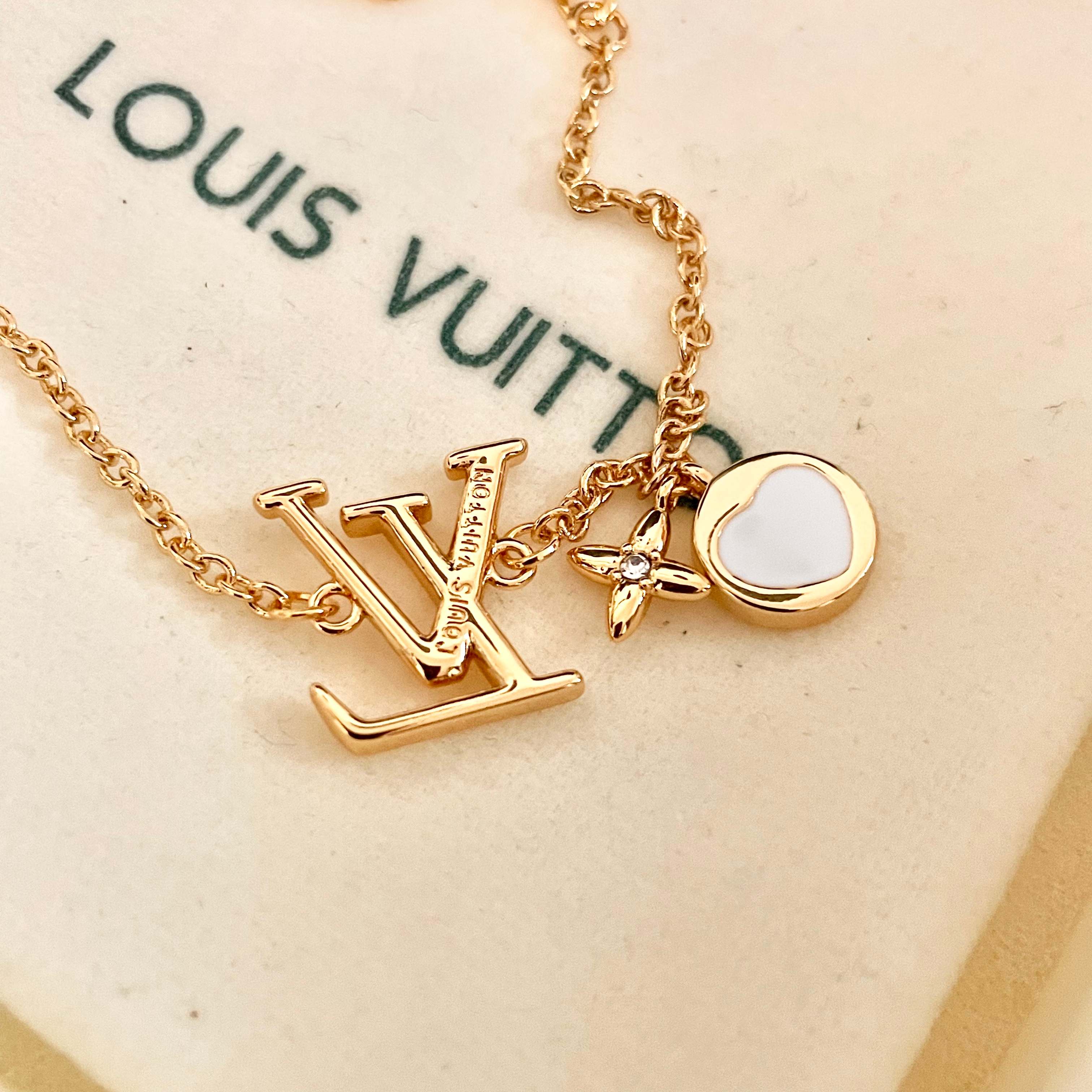 💥💥💥LOUISVUITTON以 经典花纹图案设计 双花 款设计方式吊坠LV品牌标志设计，经典标志理念、
