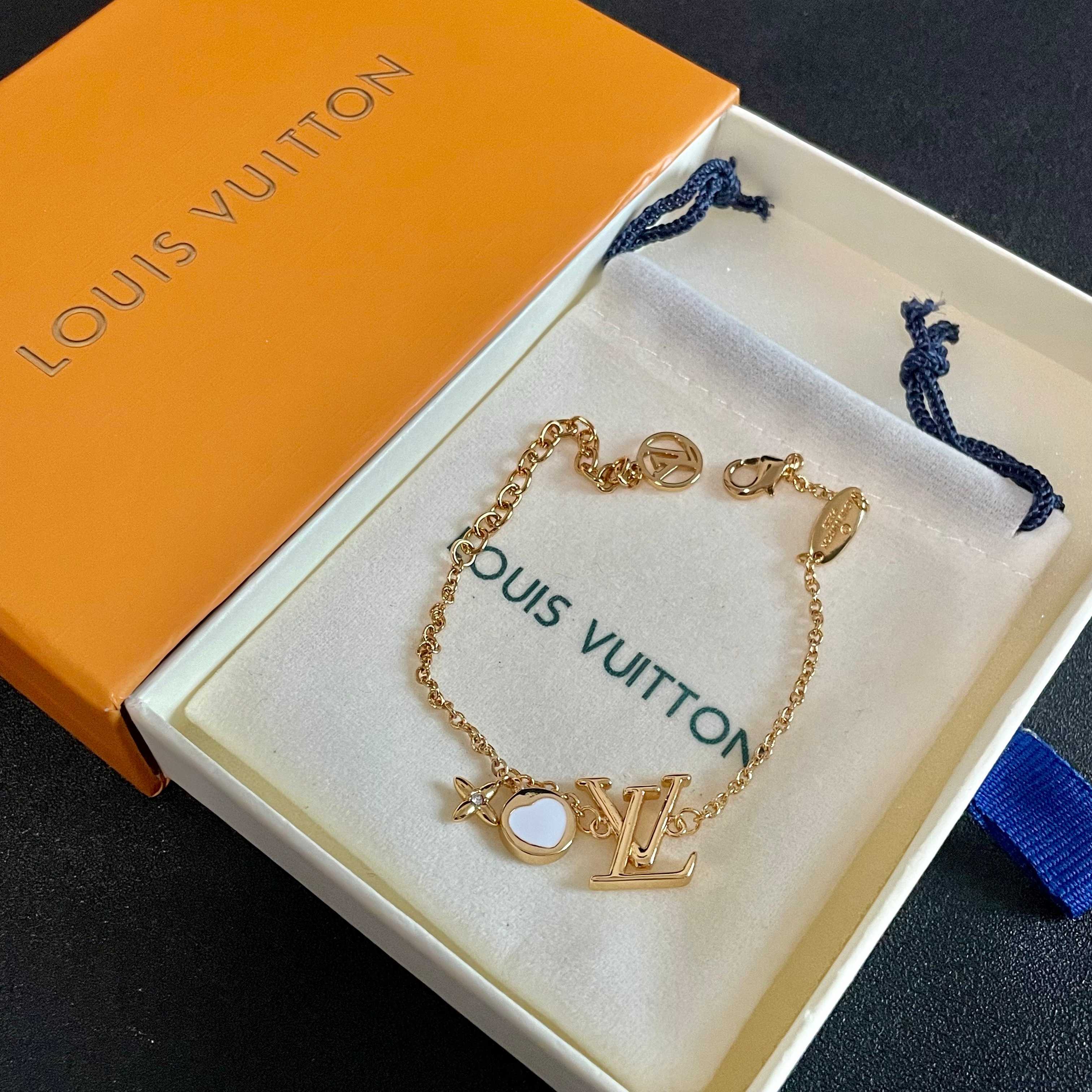 💥💥💥LOUISVUITTON以 经典花纹图案设计 双花 款设计方式吊坠LV品牌标志设计，经典标志理念、