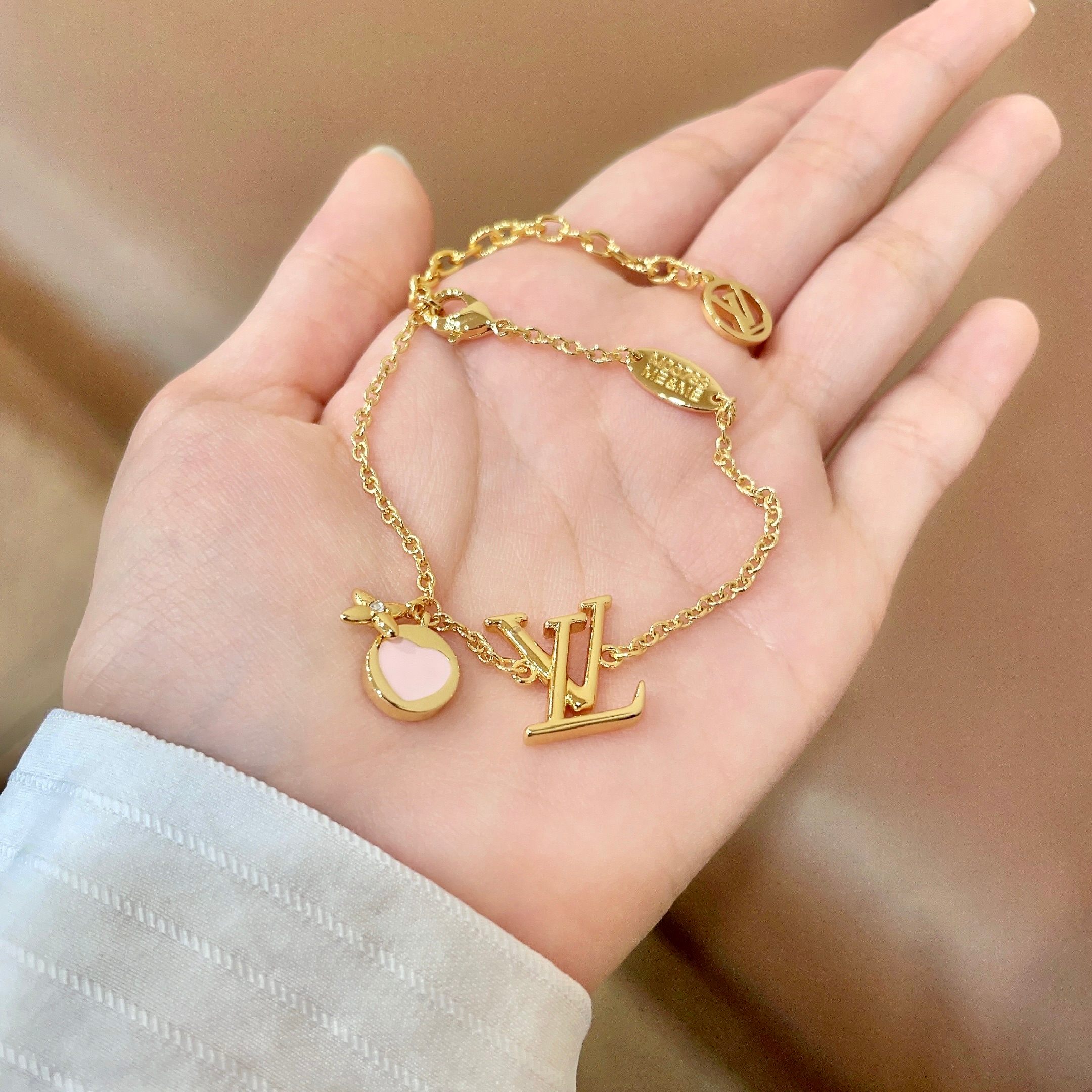 💥💥💥LOUISVUITTON以 经典花纹图案设计 双花 款设计方式吊坠LV品牌标志设计，经典标志理念、