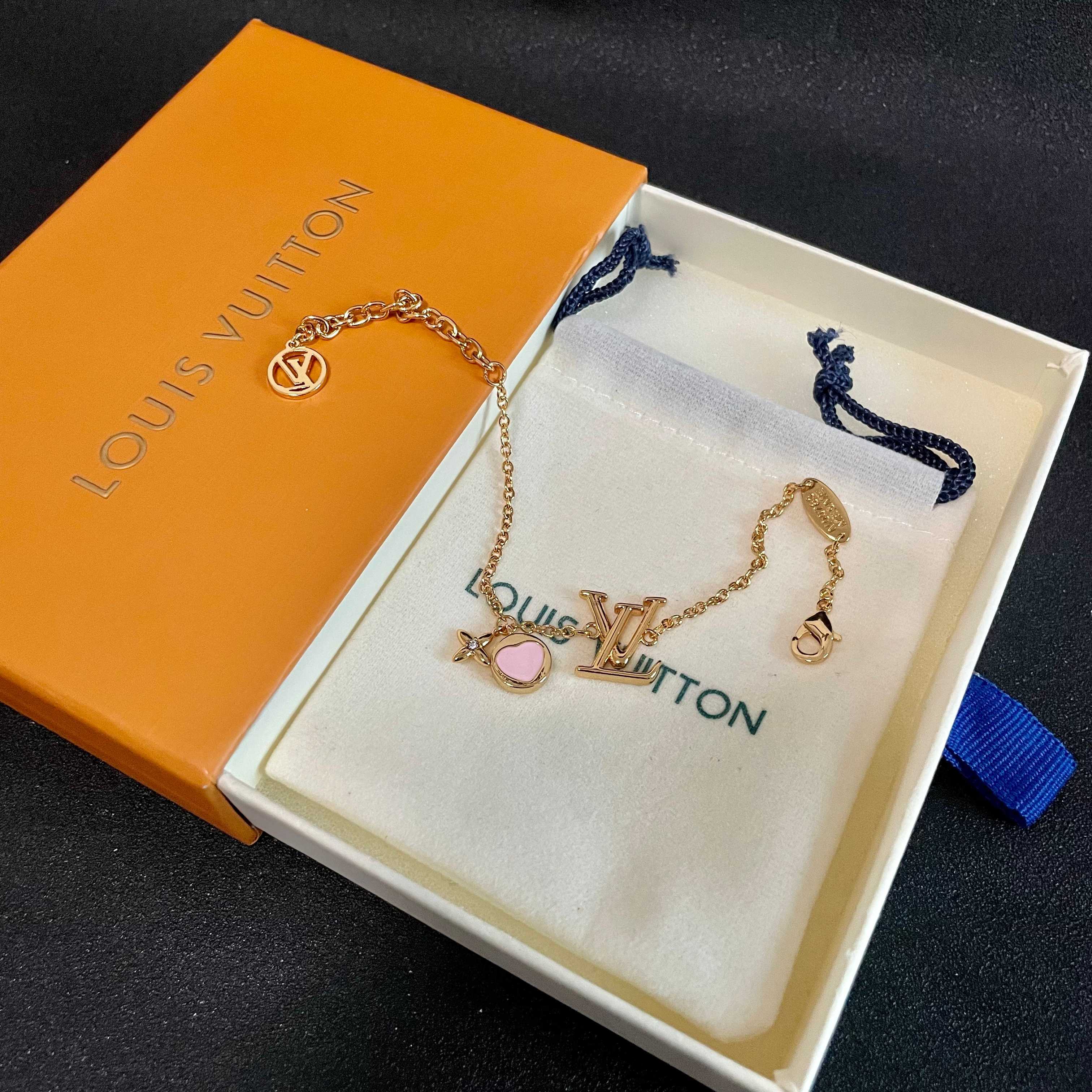 💥💥💥LOUISVUITTON以 经典花纹图案设计 双花 款设计方式吊坠LV品牌标志设计，经典标志理念、