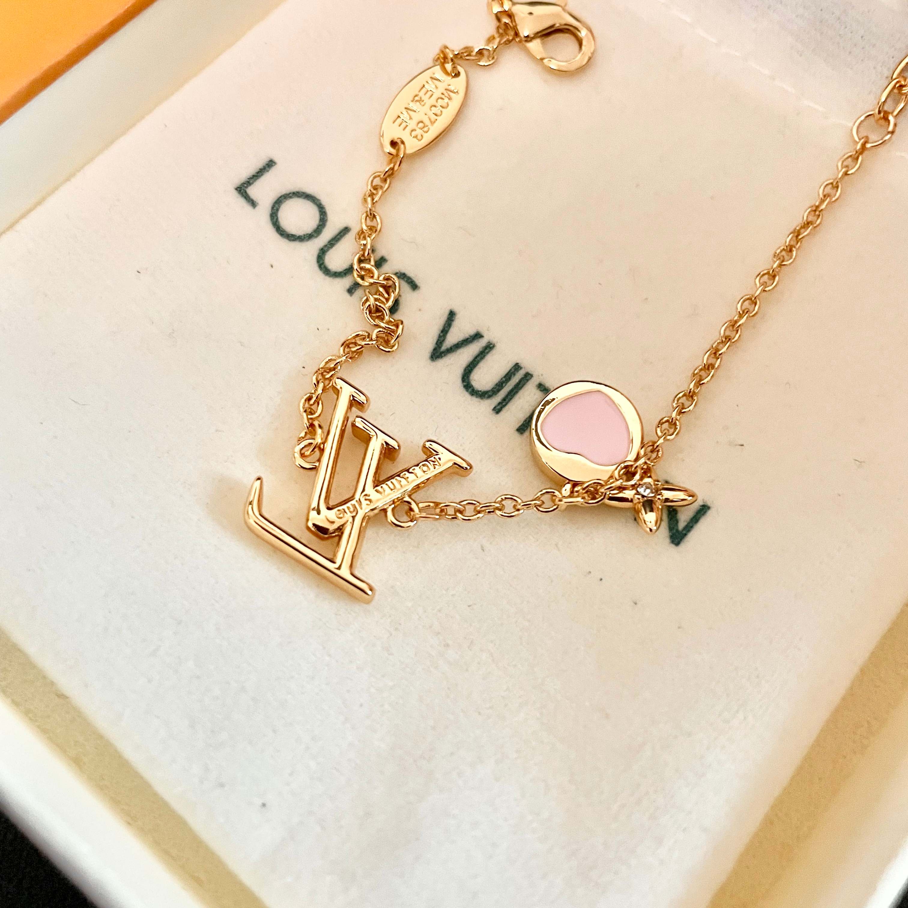💥💥💥LOUISVUITTON以 经典花纹图案设计 双花 款设计方式吊坠LV品牌标志设计，经典标志理念、
