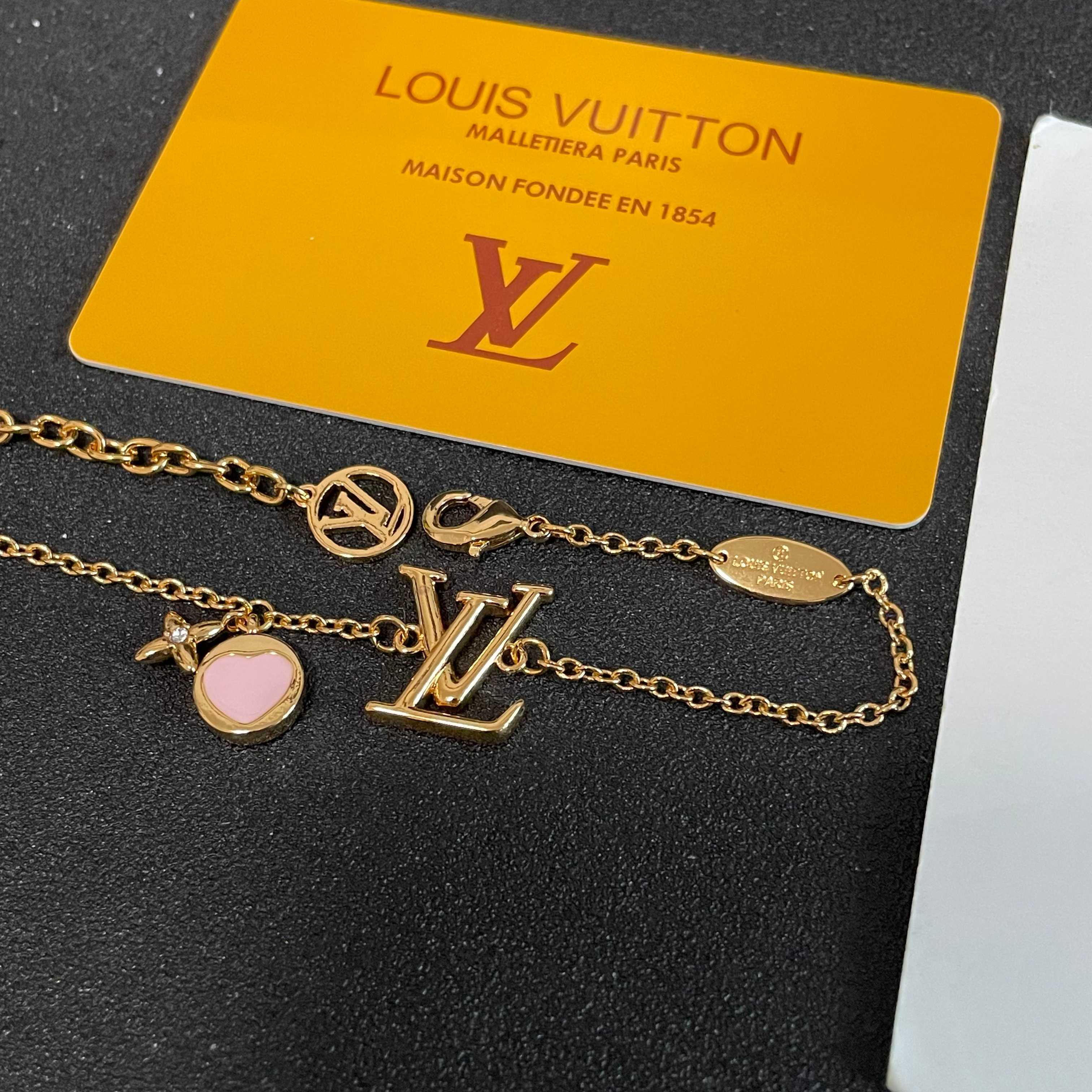 💥💥💥LOUISVUITTON以 经典花纹图案设计 双花 款设计方式吊坠LV品牌标志设计，经典标志理念、