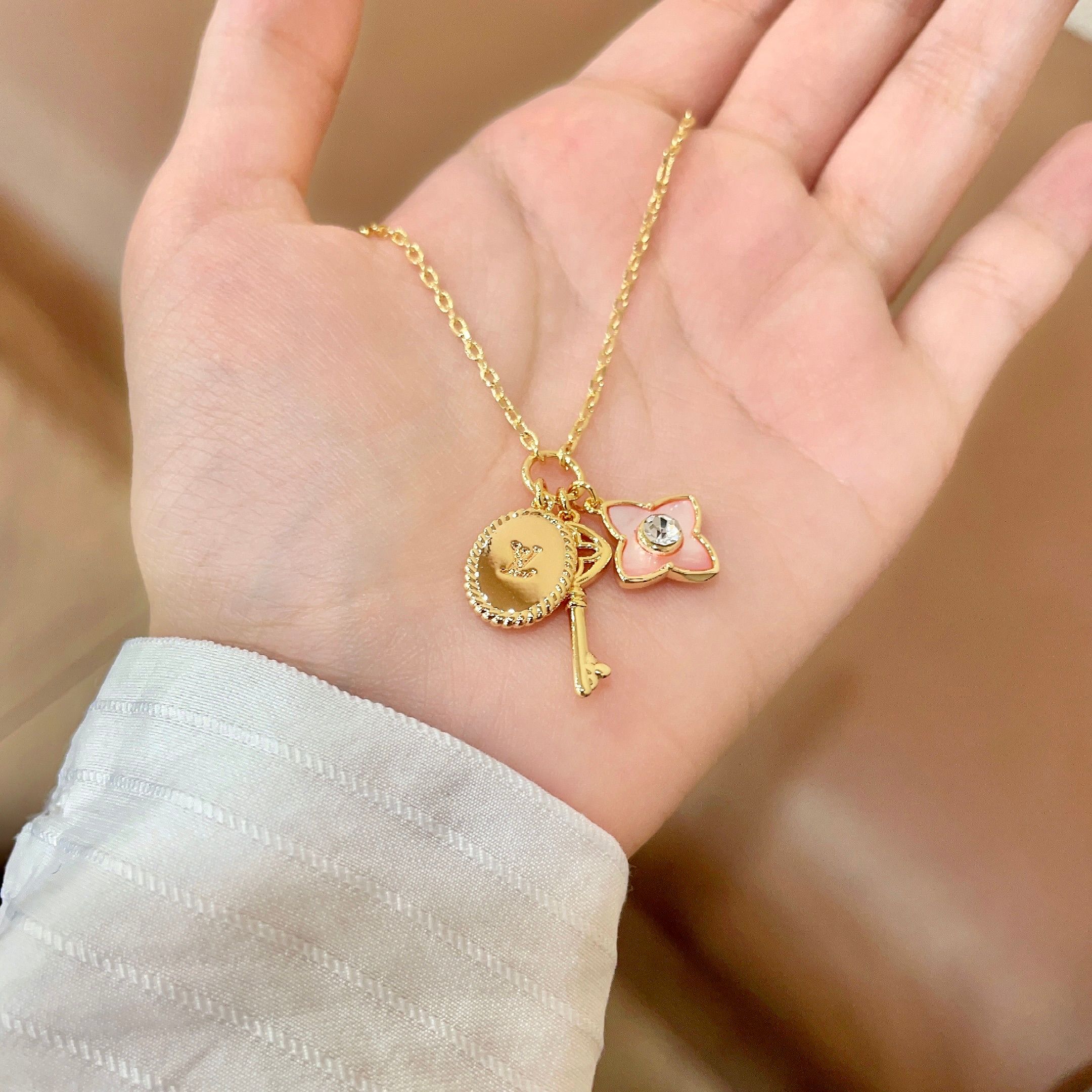 💥💥Louis Vuitton 路易威登 设计独特 (用LV经典之作图形理念)👋好看🧚‍♀️项链 超级无
