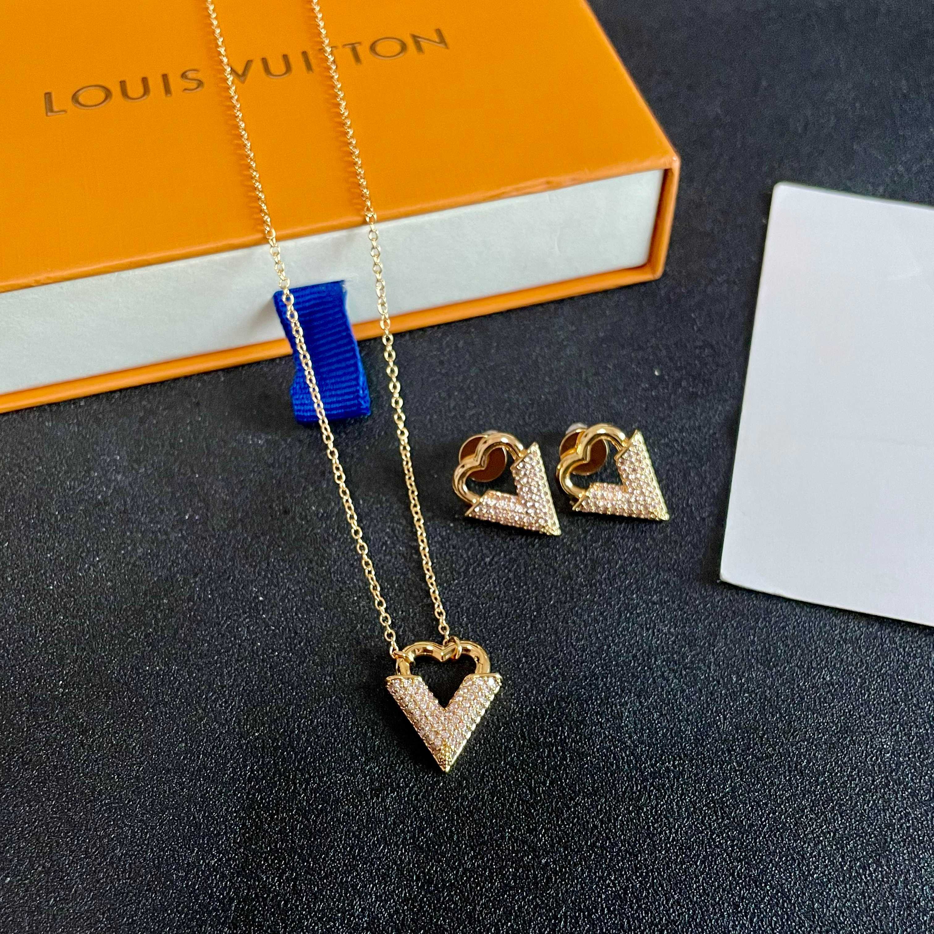 💥💥Louis Vuitton 路易威登 设计独特 (用LV经典之作图形理念)👋好看🧚‍♀️项链 超级无