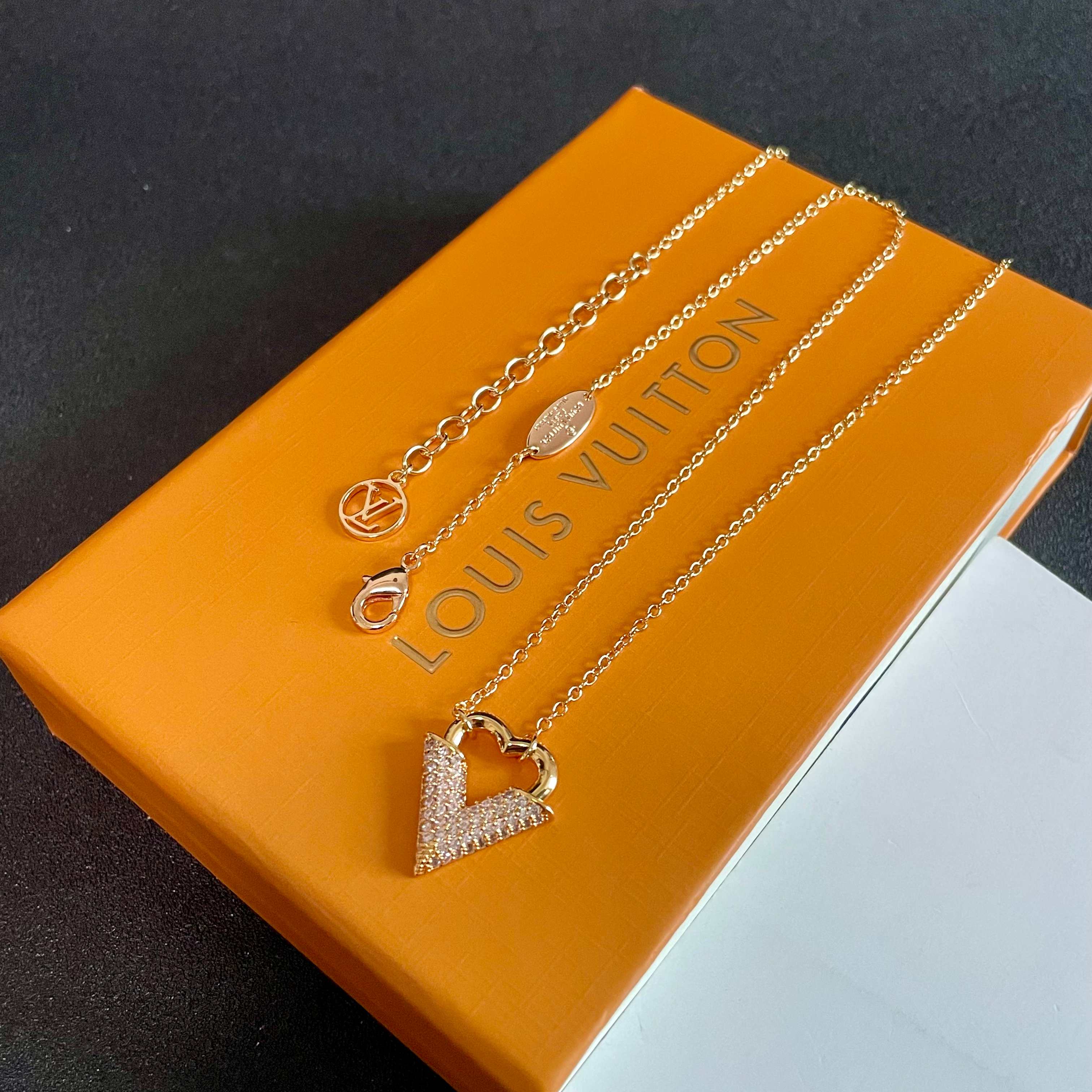 💥💥Louis Vuitton 路易威登 设计独特 (用LV经典之作图形理念)👋好看🧚‍♀️项链 超级无