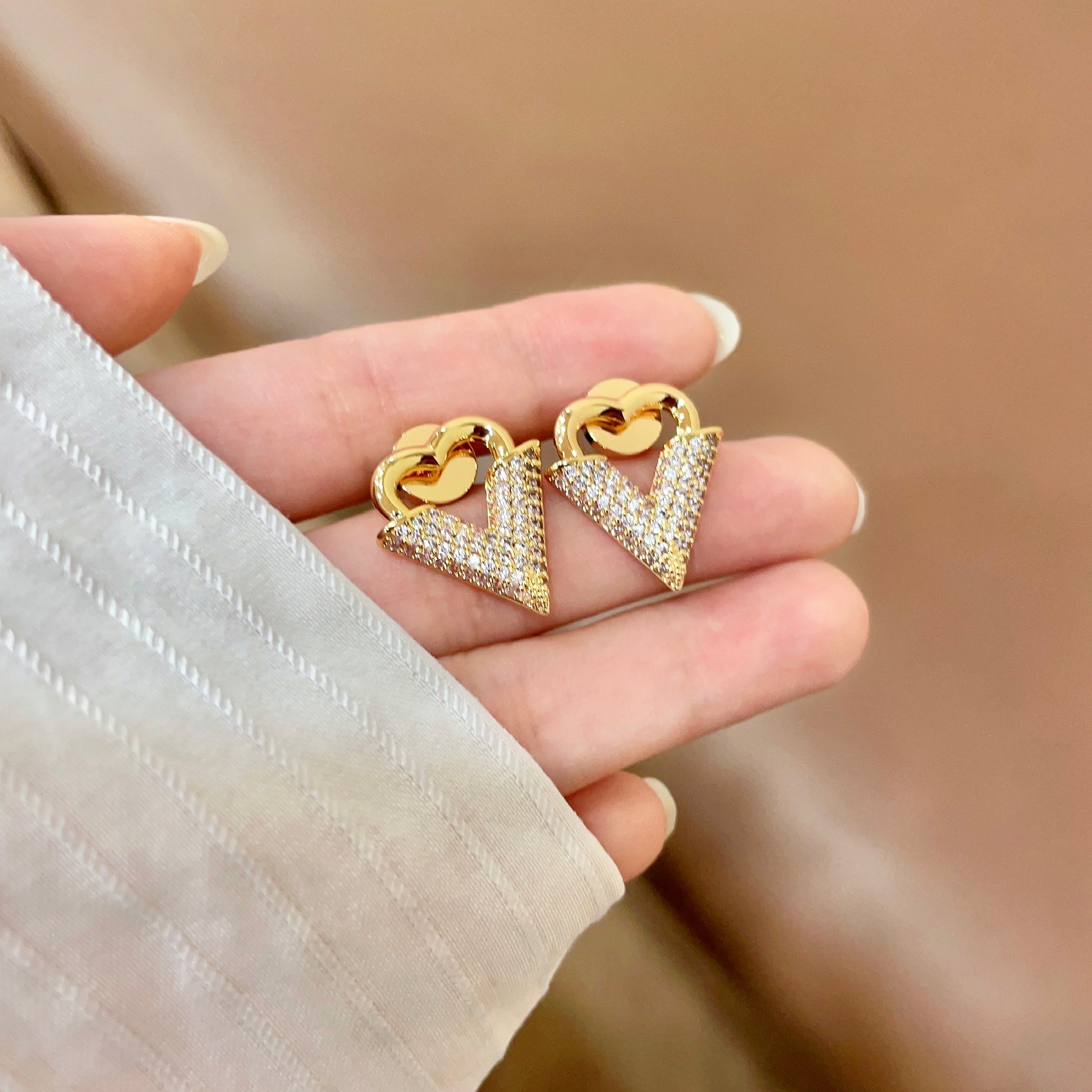 😍LV耳钉耳环🌀原版黄铜 925纯银针 实拍 设计不张扬🥰不高调却带着一种迷人的气质上身超显气质👑不能更