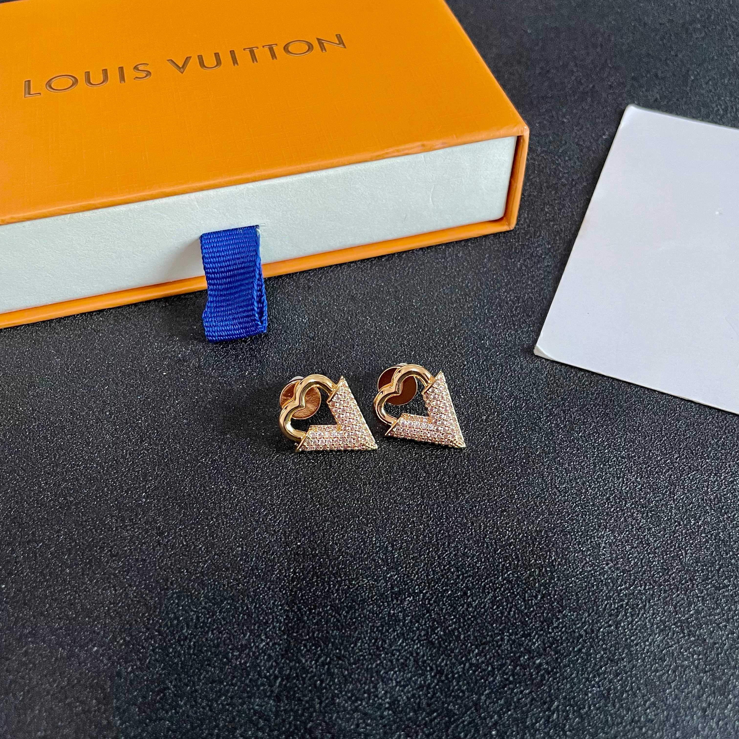 😍LV耳钉耳环🌀原版黄铜 925纯银针 实拍 设计不张扬🥰不高调却带着一种迷人的气质上身超显气质👑不能更