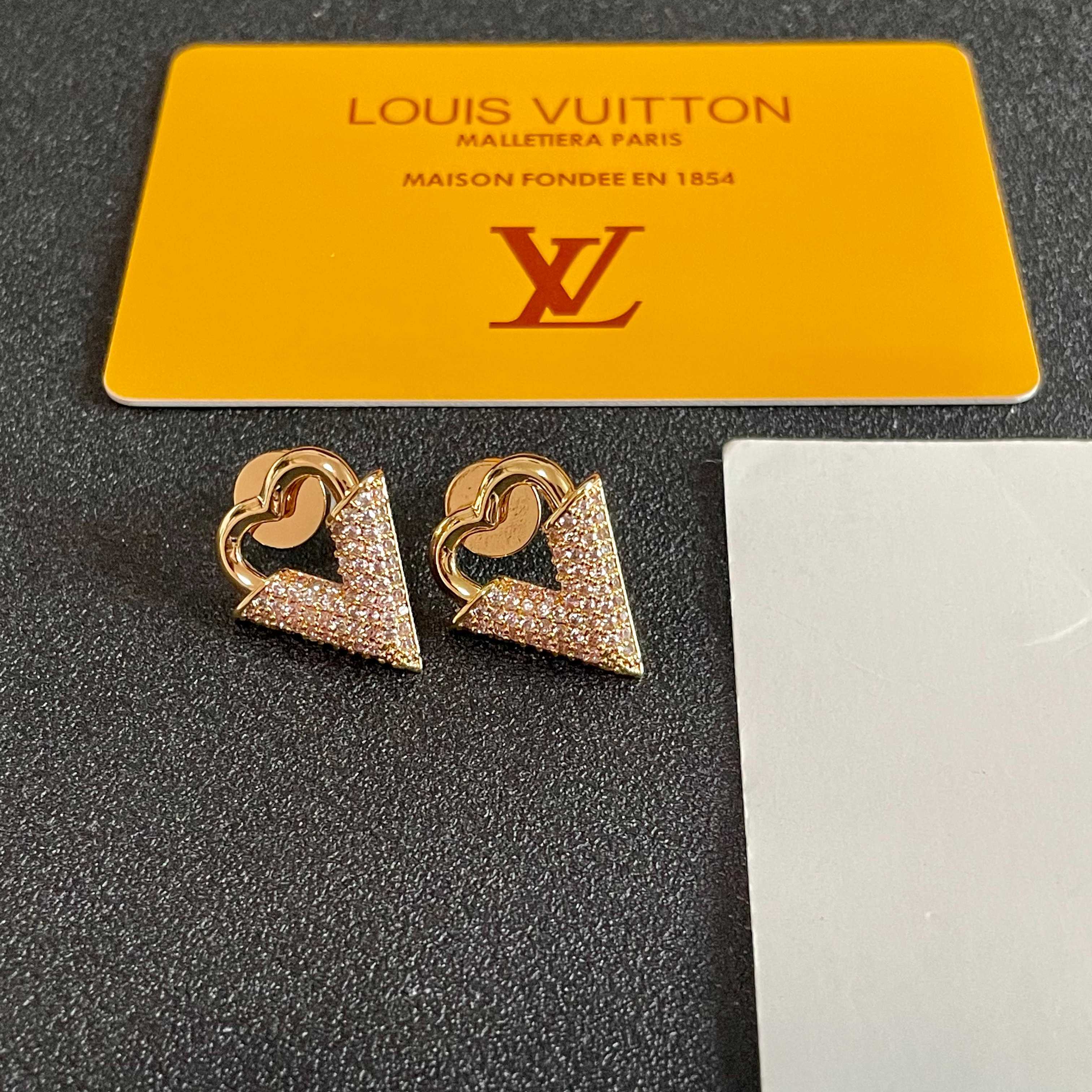 😍LV耳钉耳环🌀原版黄铜 925纯银针 实拍 设计不张扬🥰不高调却带着一种迷人的气质上身超显气质👑不能更