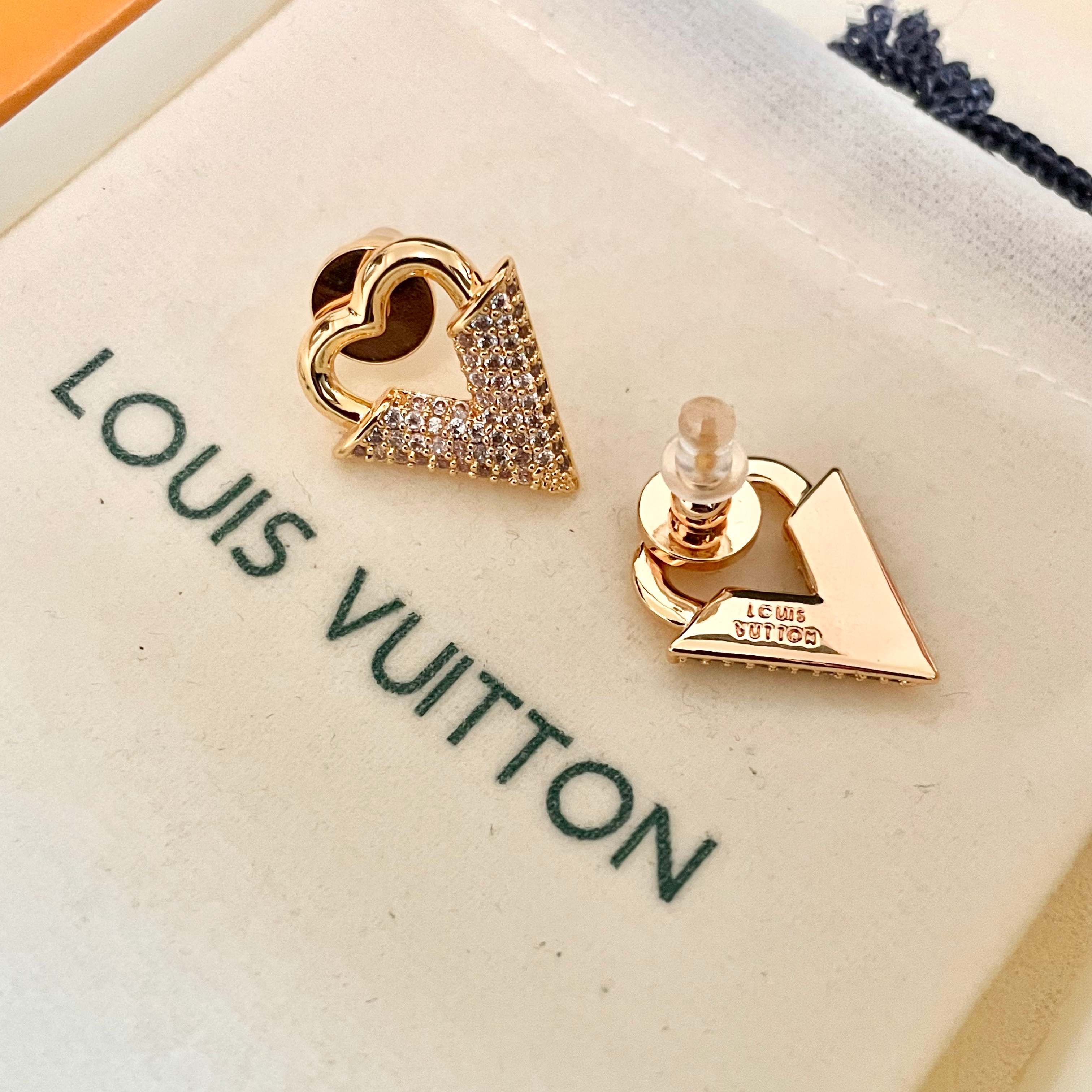 😍LV耳钉耳环🌀原版黄铜 925纯银针 实拍 设计不张扬🥰不高调却带着一种迷人的气质上身超显气质👑不能更