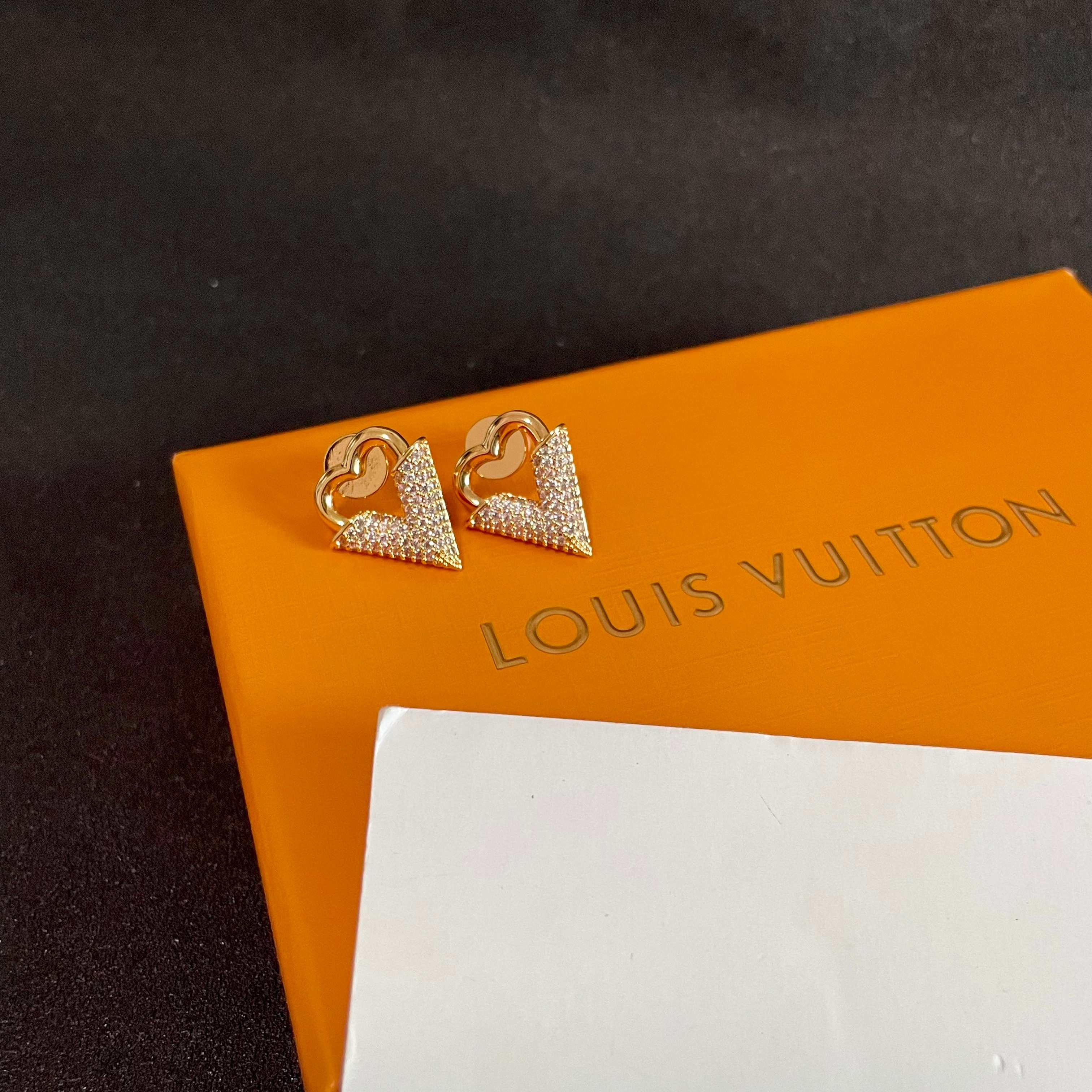 😍LV耳钉耳环🌀原版黄铜 925纯银针 实拍 设计不张扬🥰不高调却带着一种迷人的气质上身超显气质👑不能更