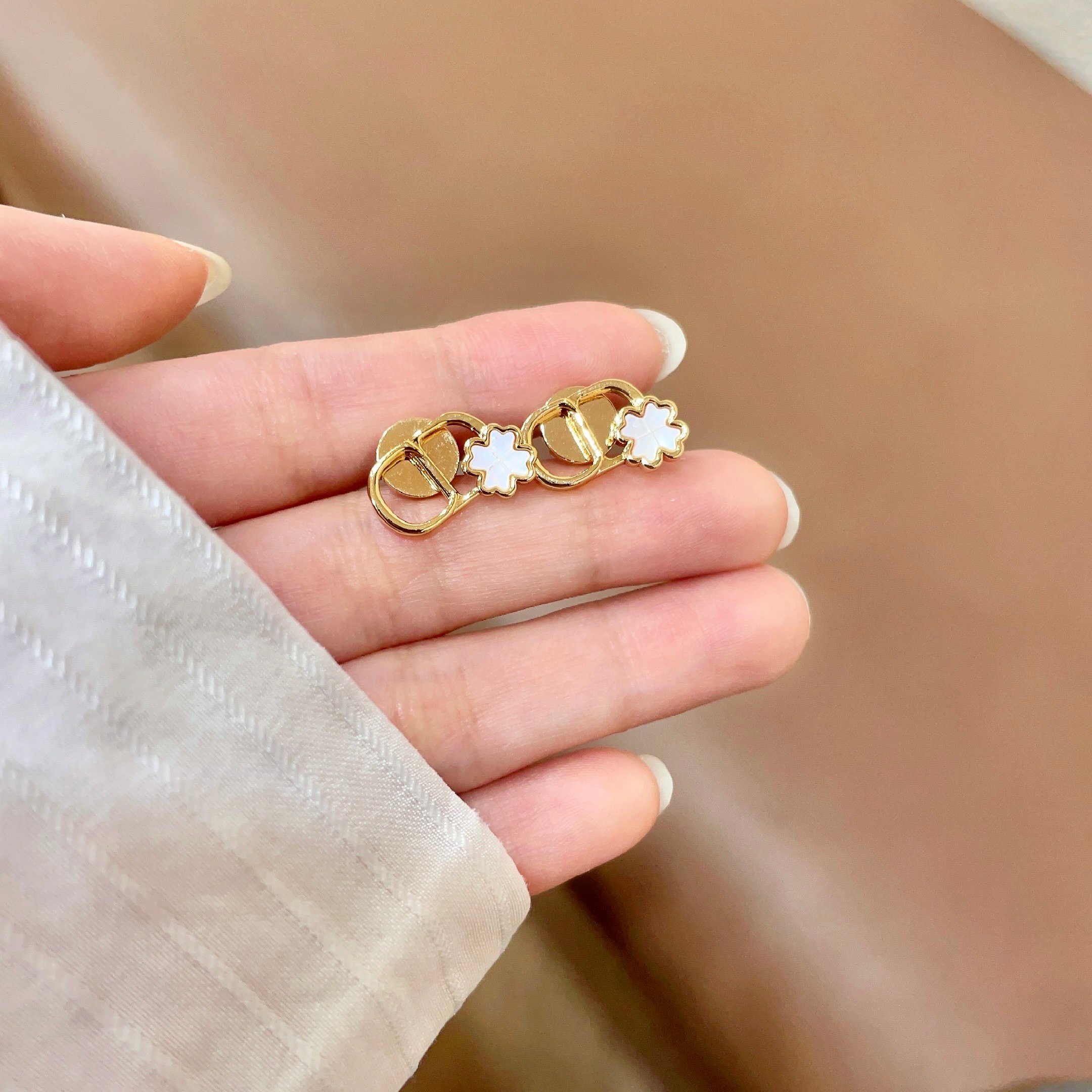 👑Dior 迪奥  中古 耳钉 专柜一致上新 精选原版一致 黄铜材质 甜美气质高雅.