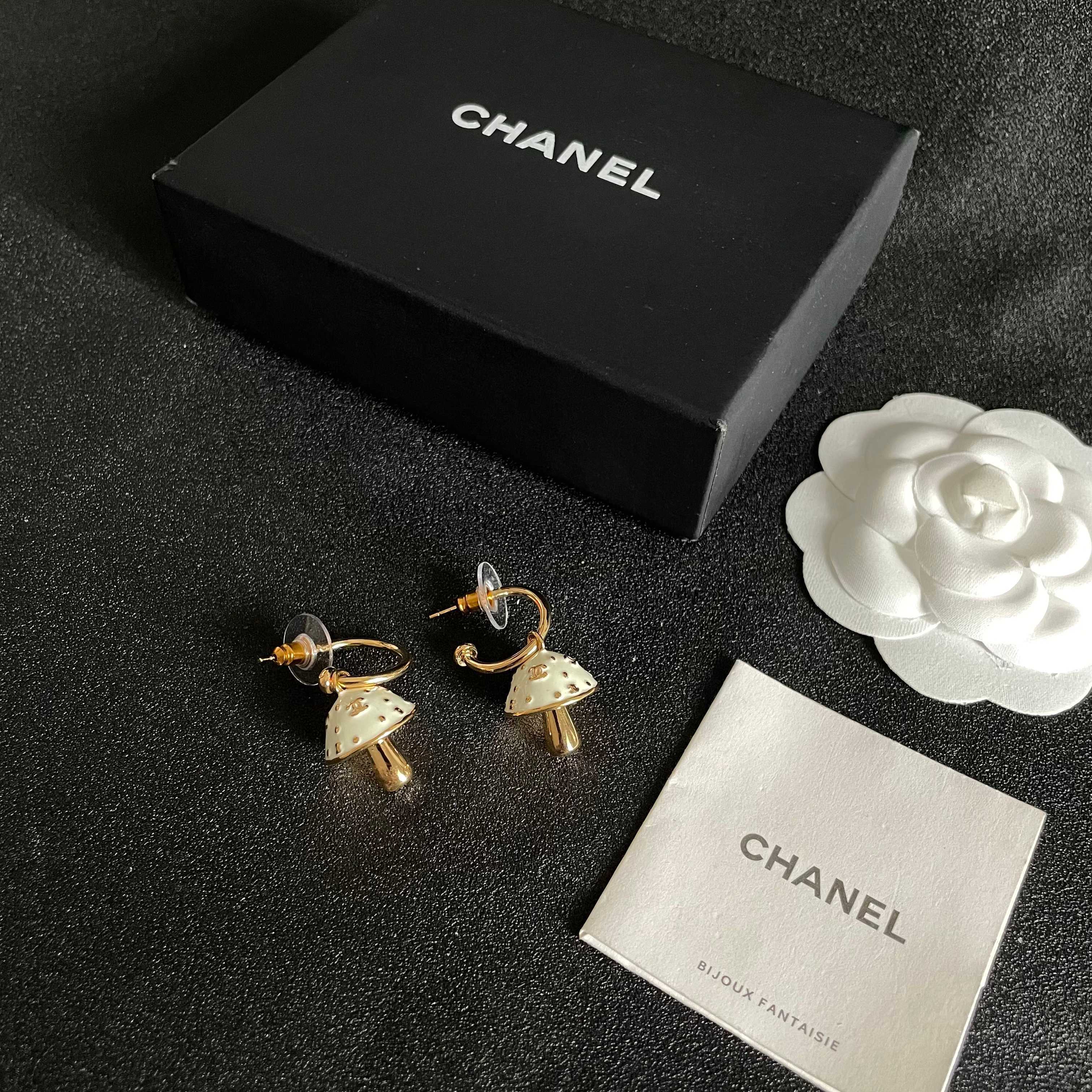 Chanel香奈儿 中古 耳钉👀小香家的款式真心无需多介绍😘🎶每一款都超好看，精致大方，非常显气质