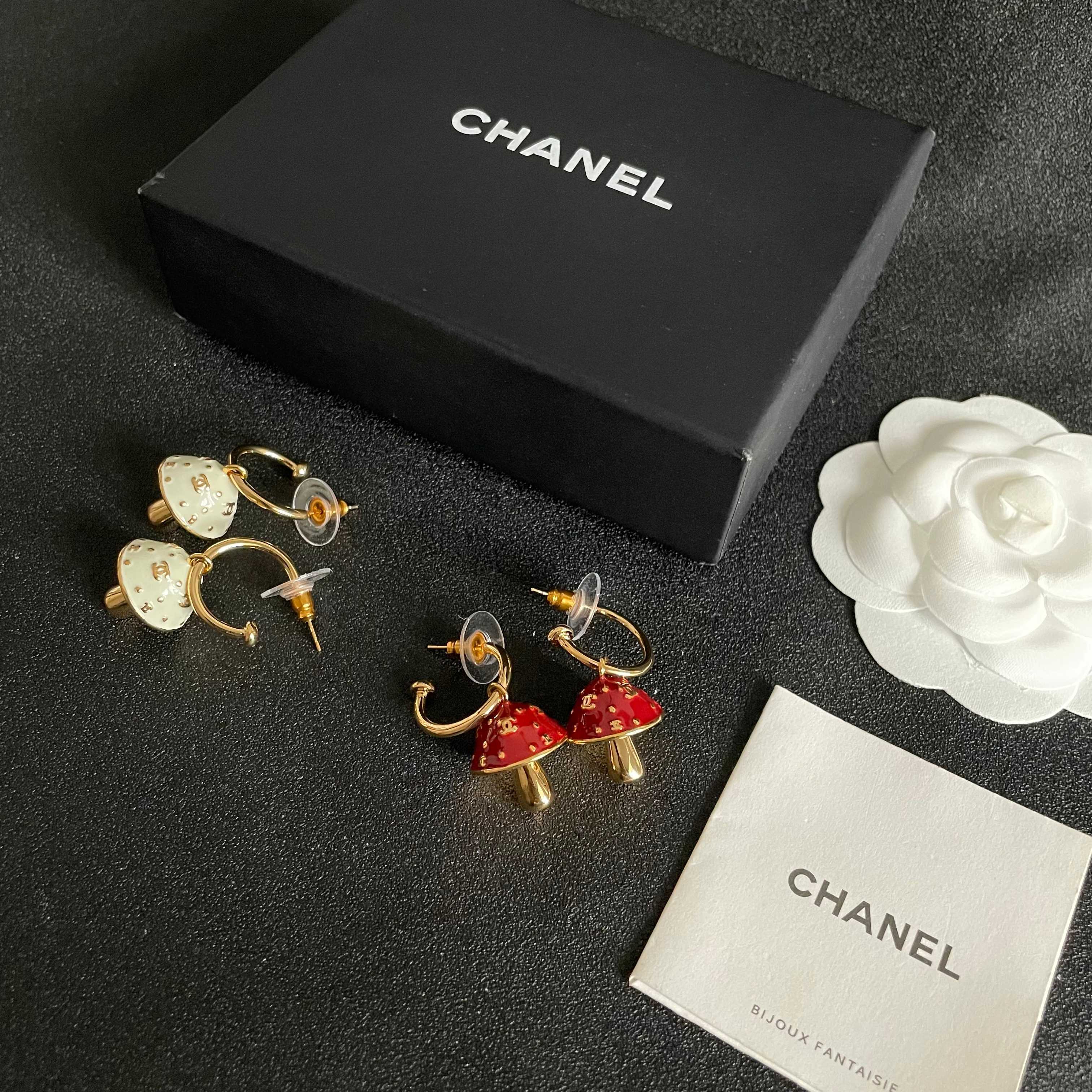 Chanel香奈儿 中古 耳钉👀小香家的款式真心无需多介绍😘🎶每一款都超好看，精致大方，非常显气质