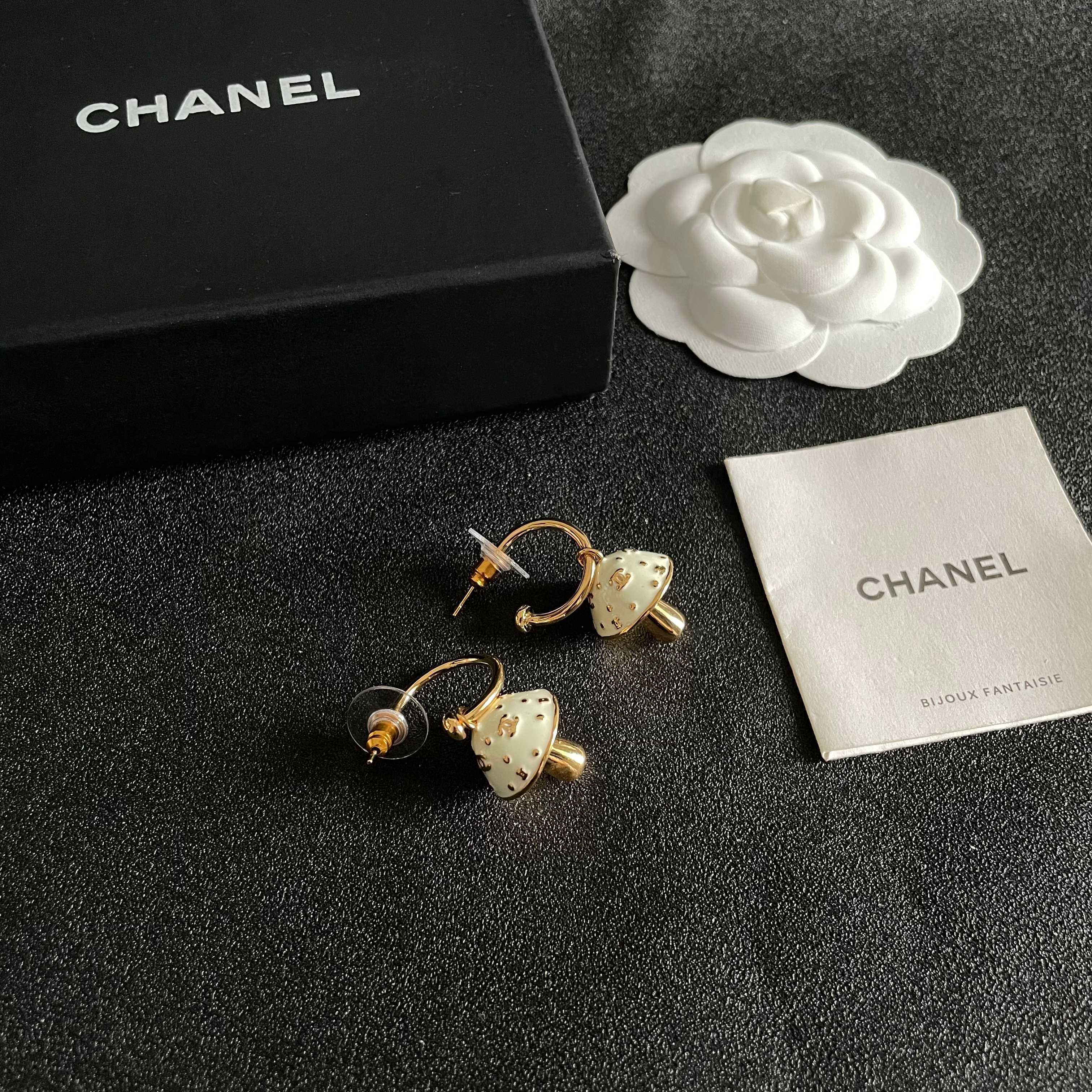 Chanel香奈儿 中古 耳钉👀小香家的款式真心无需多介绍😘🎶每一款都超好看，精致大方，非常显气质