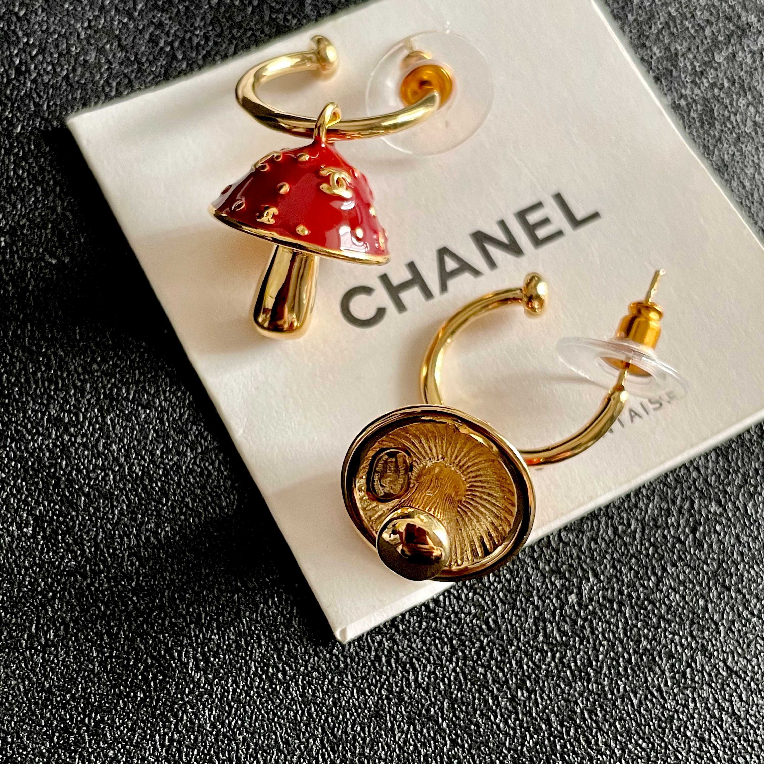 Chanel香奈儿 中古 耳钉👀小香家的款式真心无需多介绍😘🎶每一款都超好看，精致大方，非常显气质