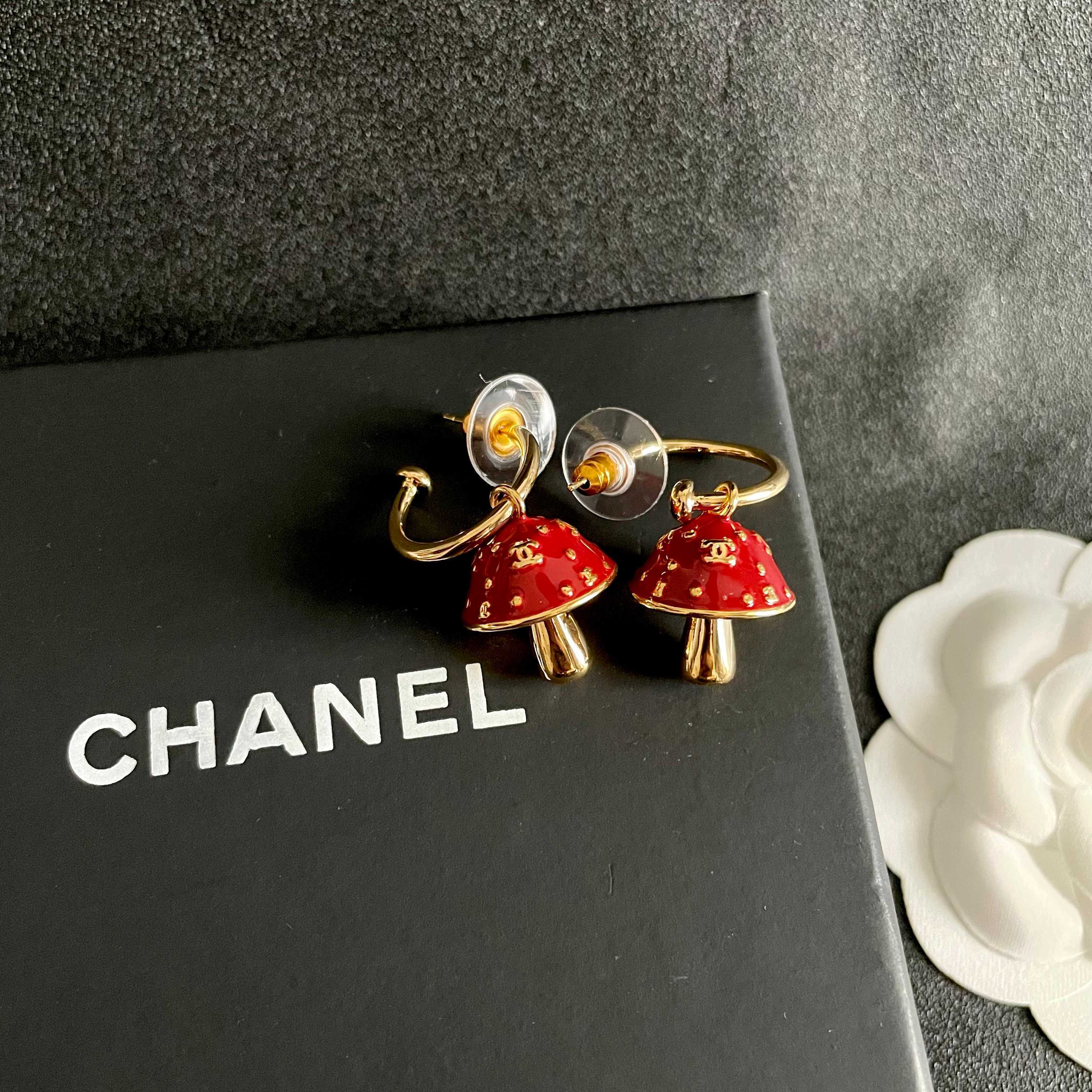 Chanel香奈儿 中古 耳钉👀小香家的款式真心无需多介绍😘🎶每一款都超好看，精致大方，非常显气质