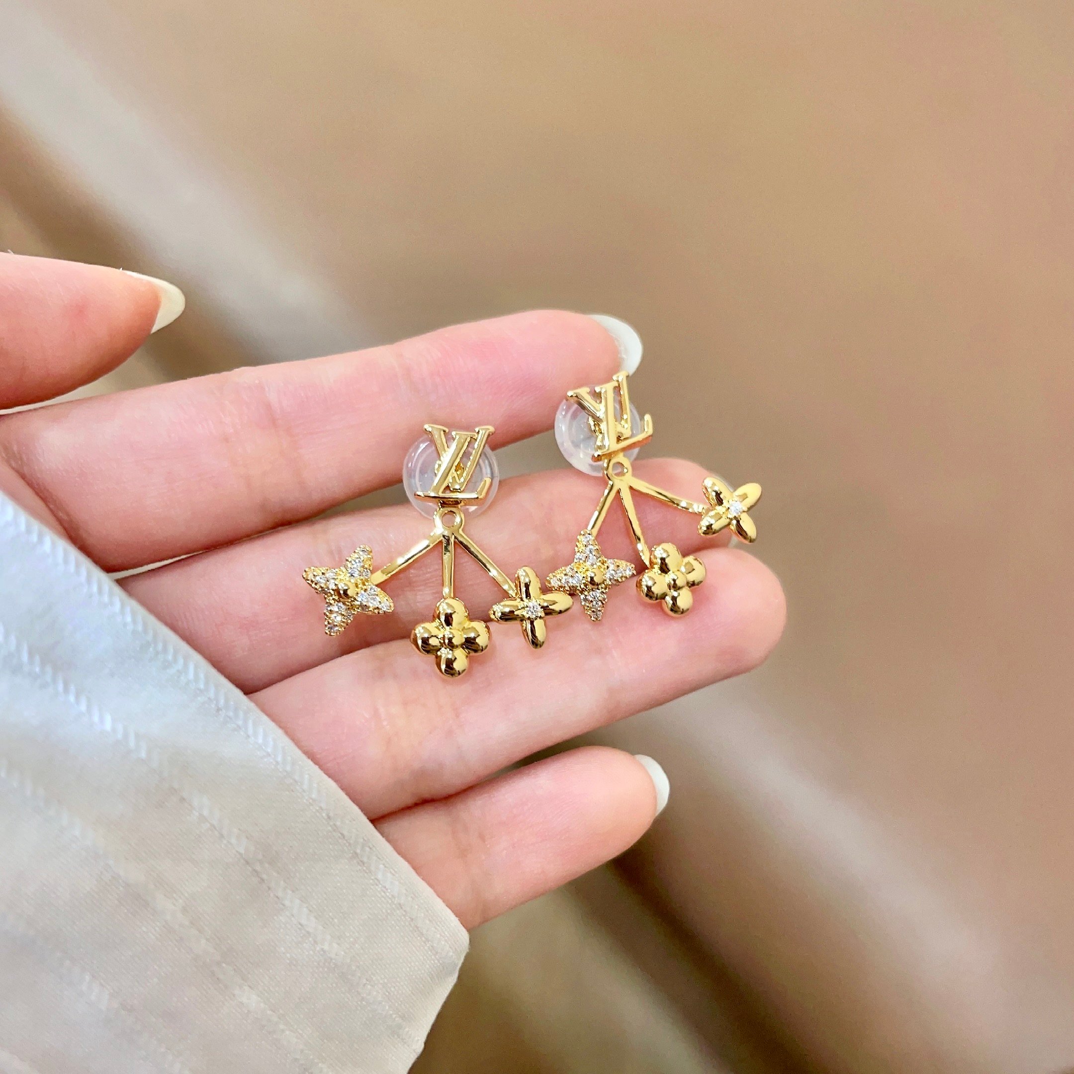 😍LV耳钉耳环🌀原版黄铜 925纯银针 实拍 设计不张扬🥰不高调却带着一种迷人的气质上身超显气质👑不能更