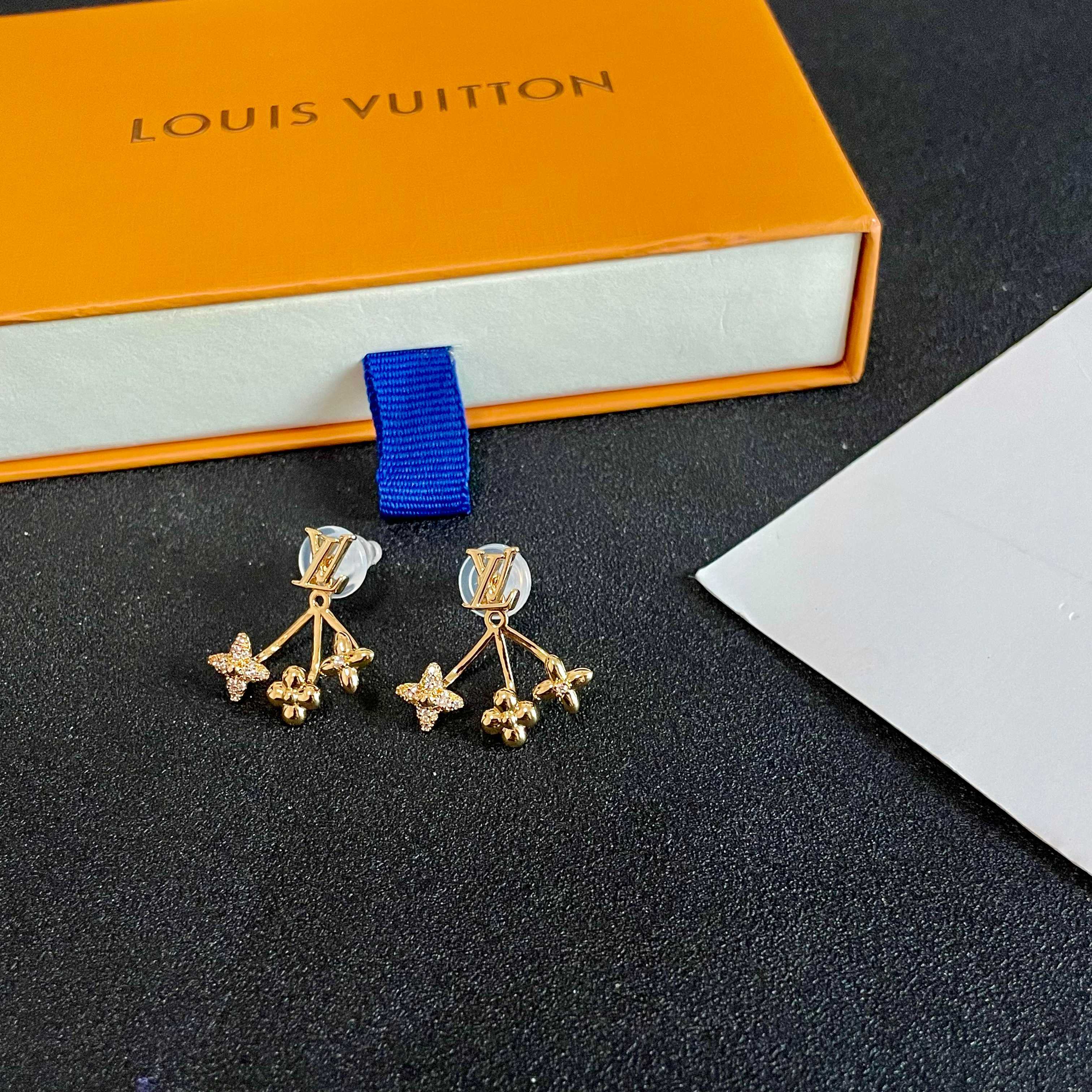 😍LV耳钉耳环🌀原版黄铜 925纯银针 实拍 设计不张扬🥰不高调却带着一种迷人的气质上身超显气质👑不能更